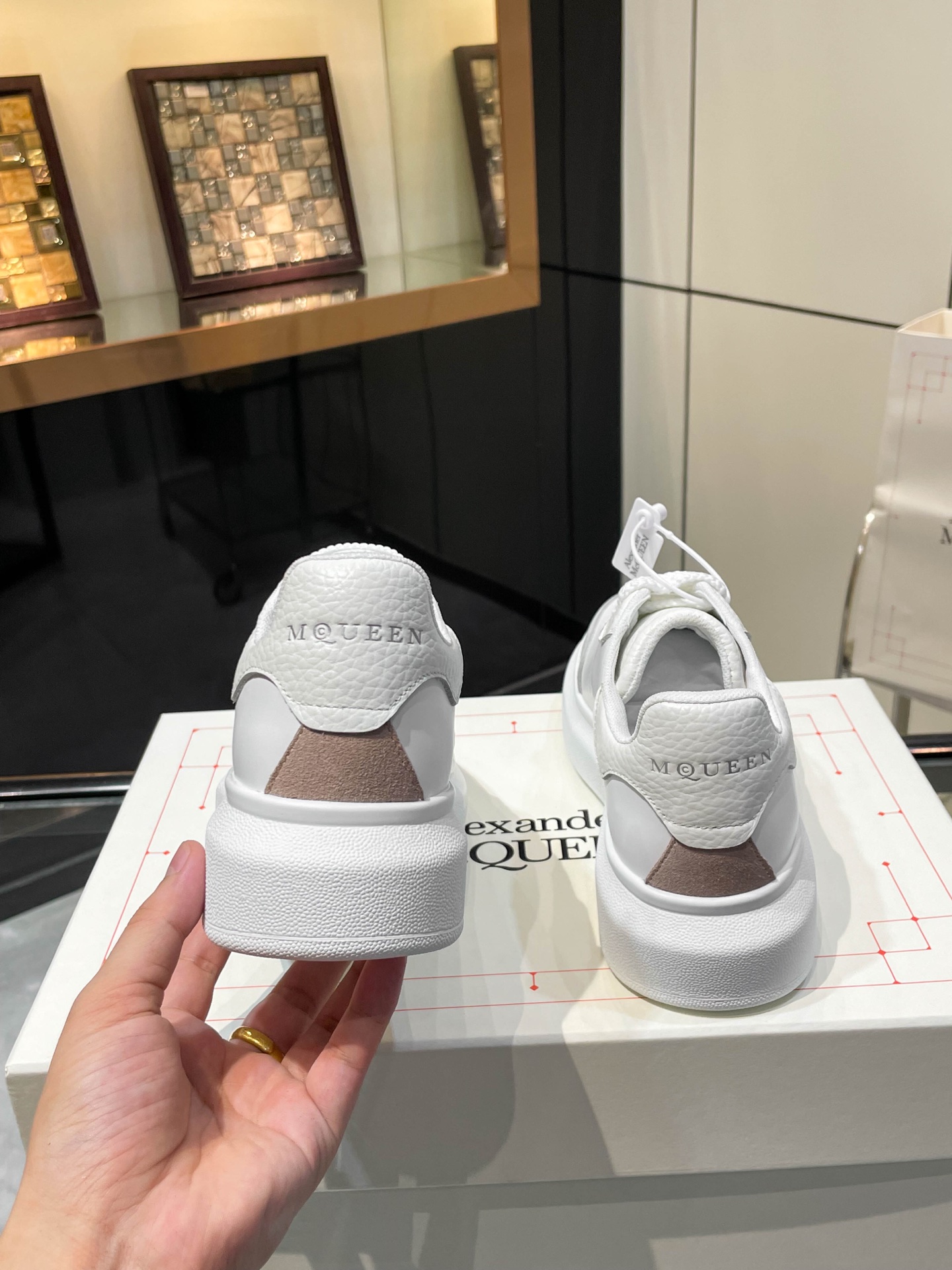 McQueen 2025 Autumn Collection Features Iconic Fashion with Custom-Made Leather. - 图片 4