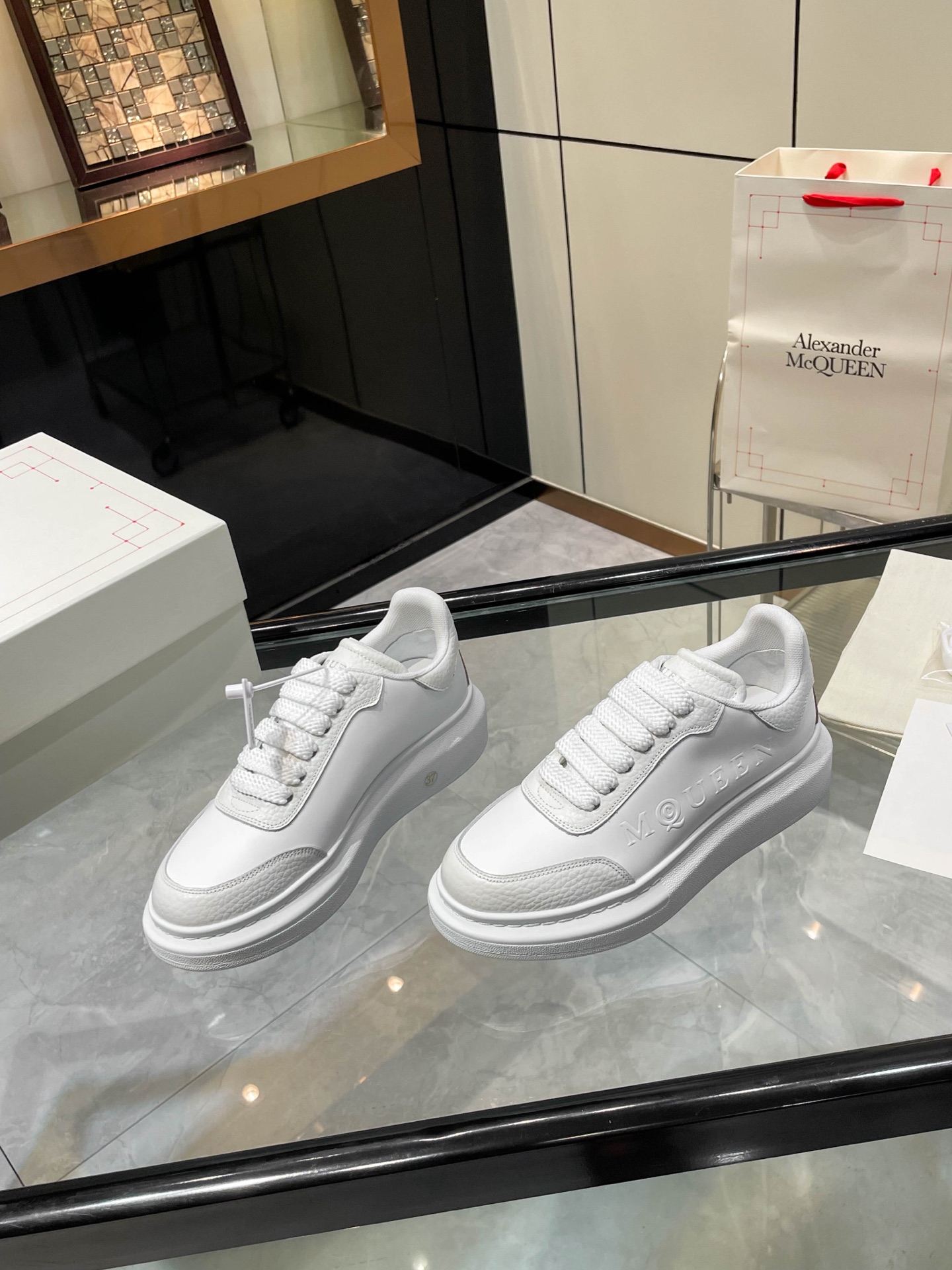 McQueen 2025 Autumn Collection Features Iconic Fashion with Custom-Made Leather. - 图片 7