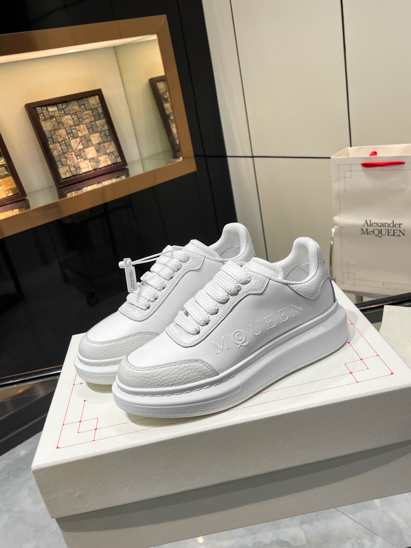 McQueen 2025 Autumn Collection Features Iconic Fashion with Custom-Made Leather. - 图片 6