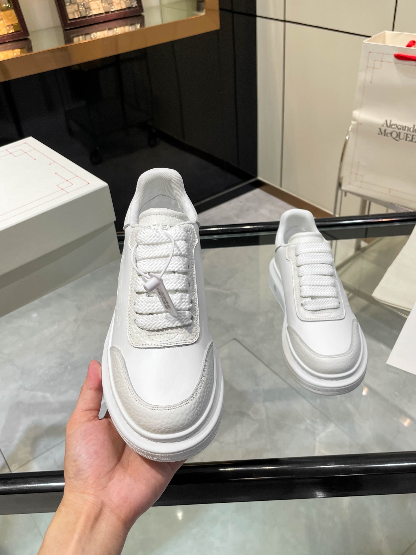 McQueen 2025 Autumn Collection Features Iconic Fashion with Custom-Made Leather. - 图片 5