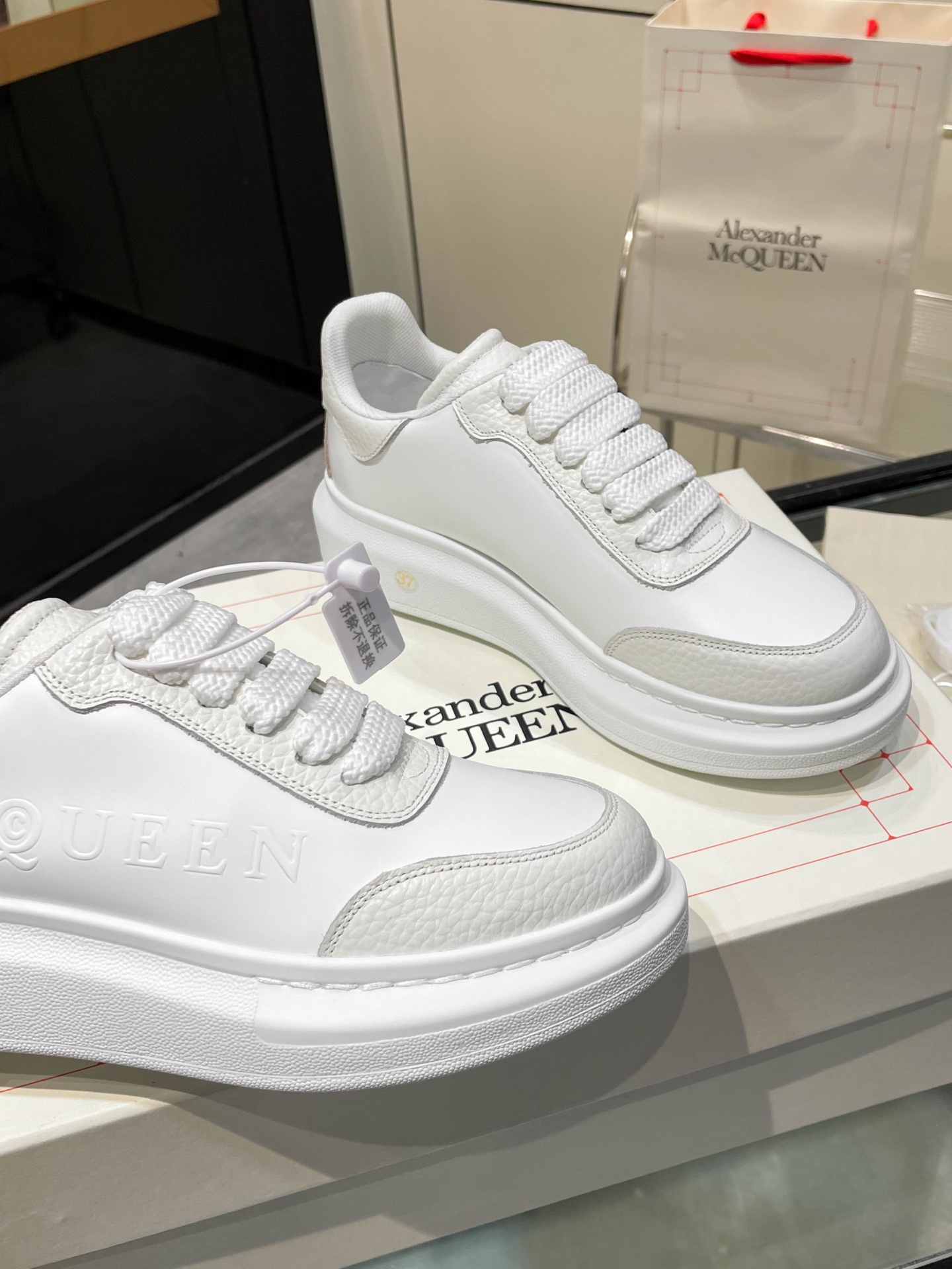 McQueen 2025 Autumn Collection Features Iconic Fashion with Custom-Made Leather. - 图片 8