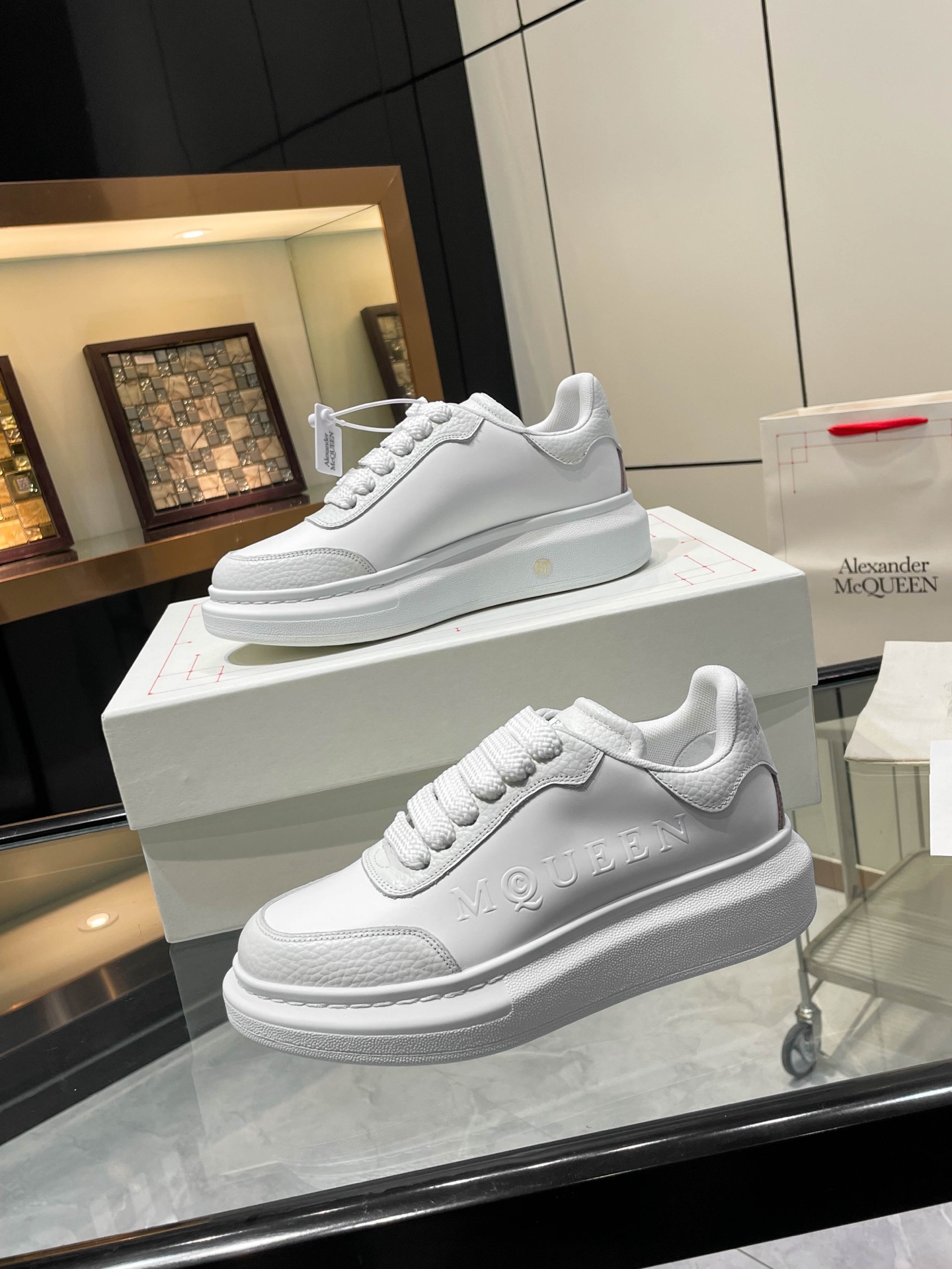 McQueen 2025 Autumn Collection Features Iconic Fashion with Custom-Made Leather. - 图片 1