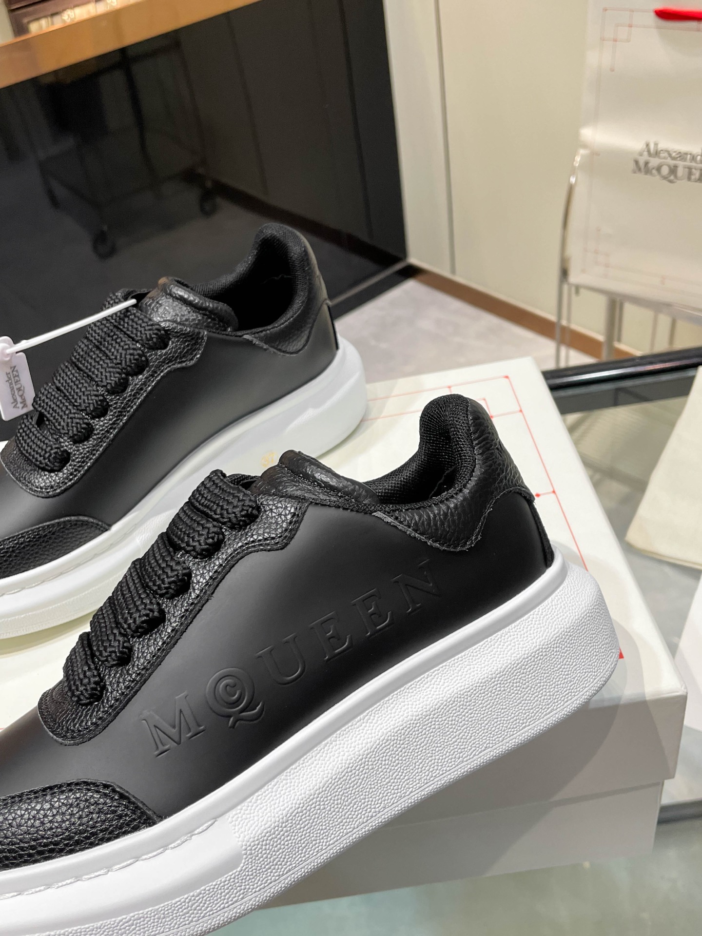 McQueen 2025 Autumn/Winter Collection: Iconic Fashion with Custom-Made Leather and Classic Details - 图片 7