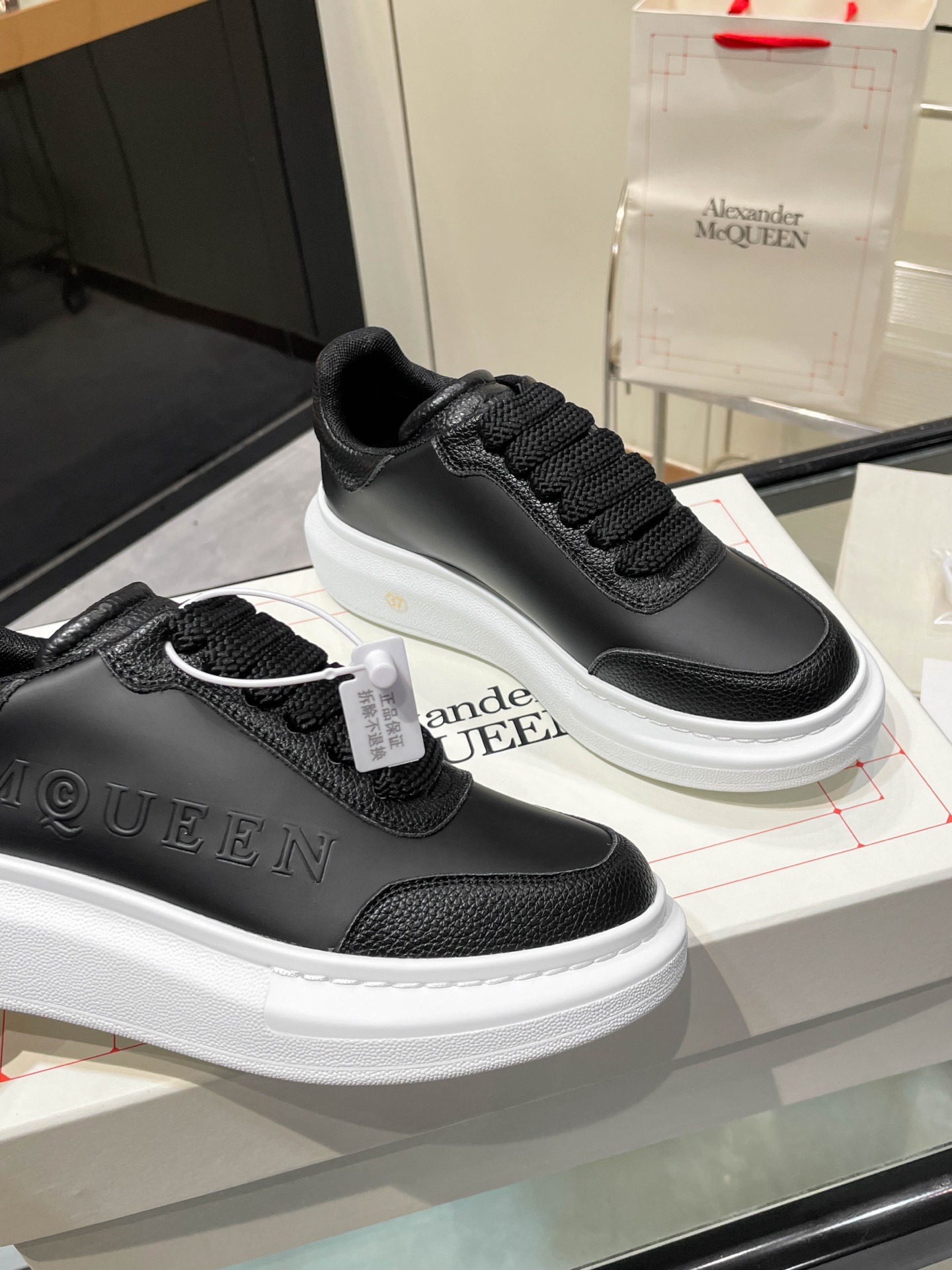 McQueen 2025 Autumn/Winter Collection: Iconic Fashion with Custom-Made Leather and Classic Details - 图片 2