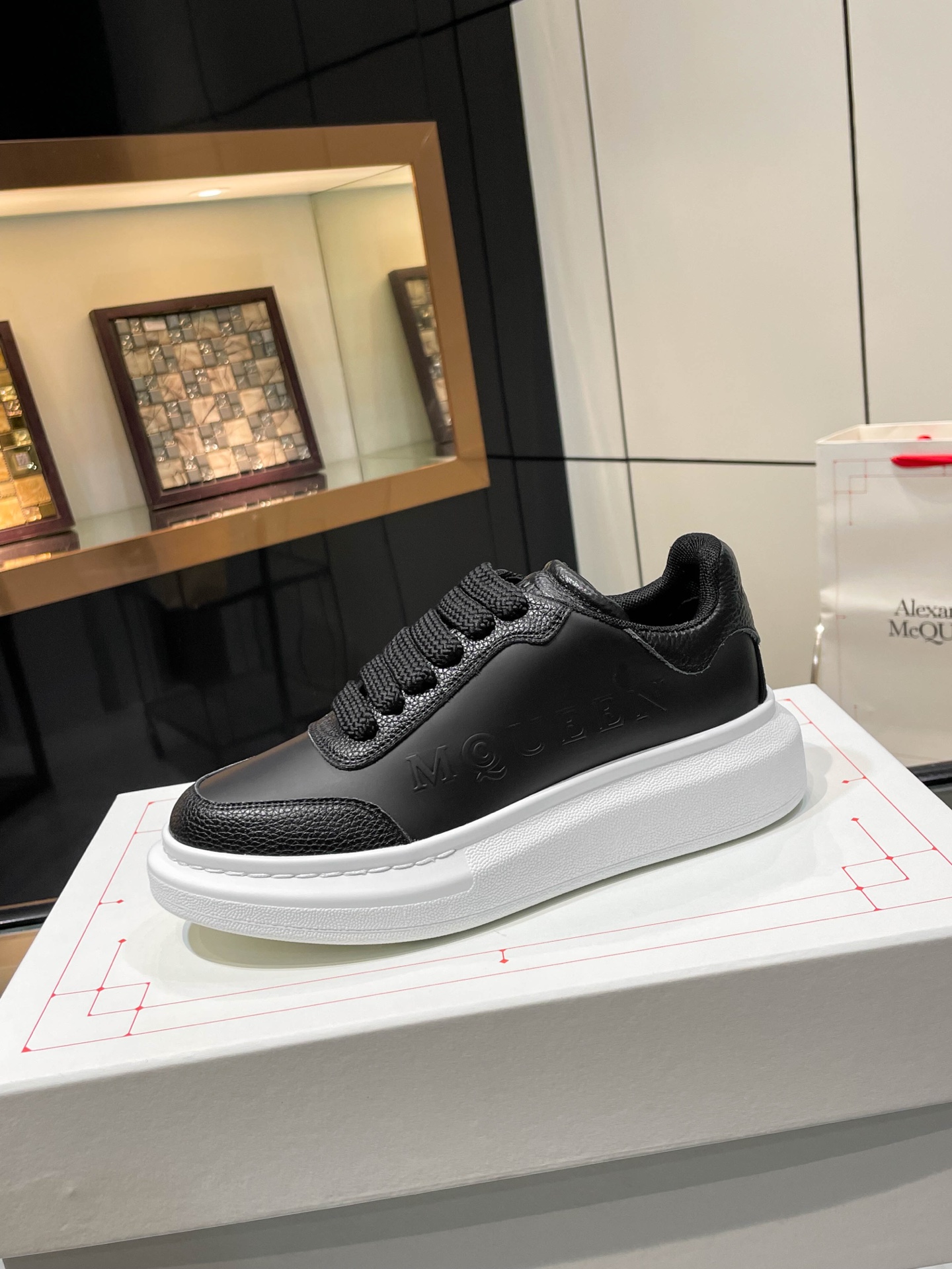McQueen 2025 Autumn/Winter Collection: Iconic Fashion with Custom-Made Leather and Classic Details - 图片 8