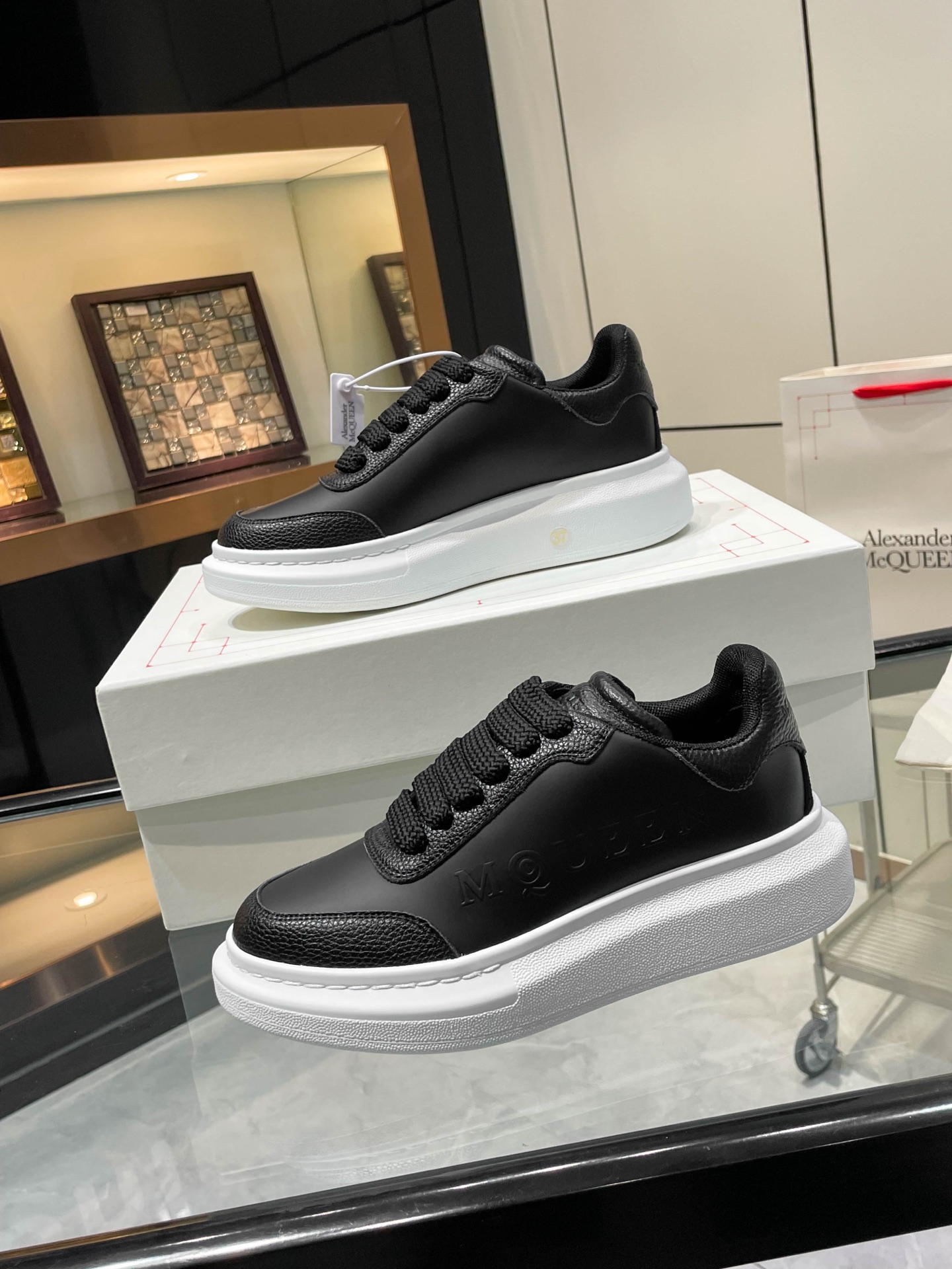 McQueen 2025 Autumn/Winter Collection: Iconic Fashion with Custom-Made Leather and Classic Details - 图片 1