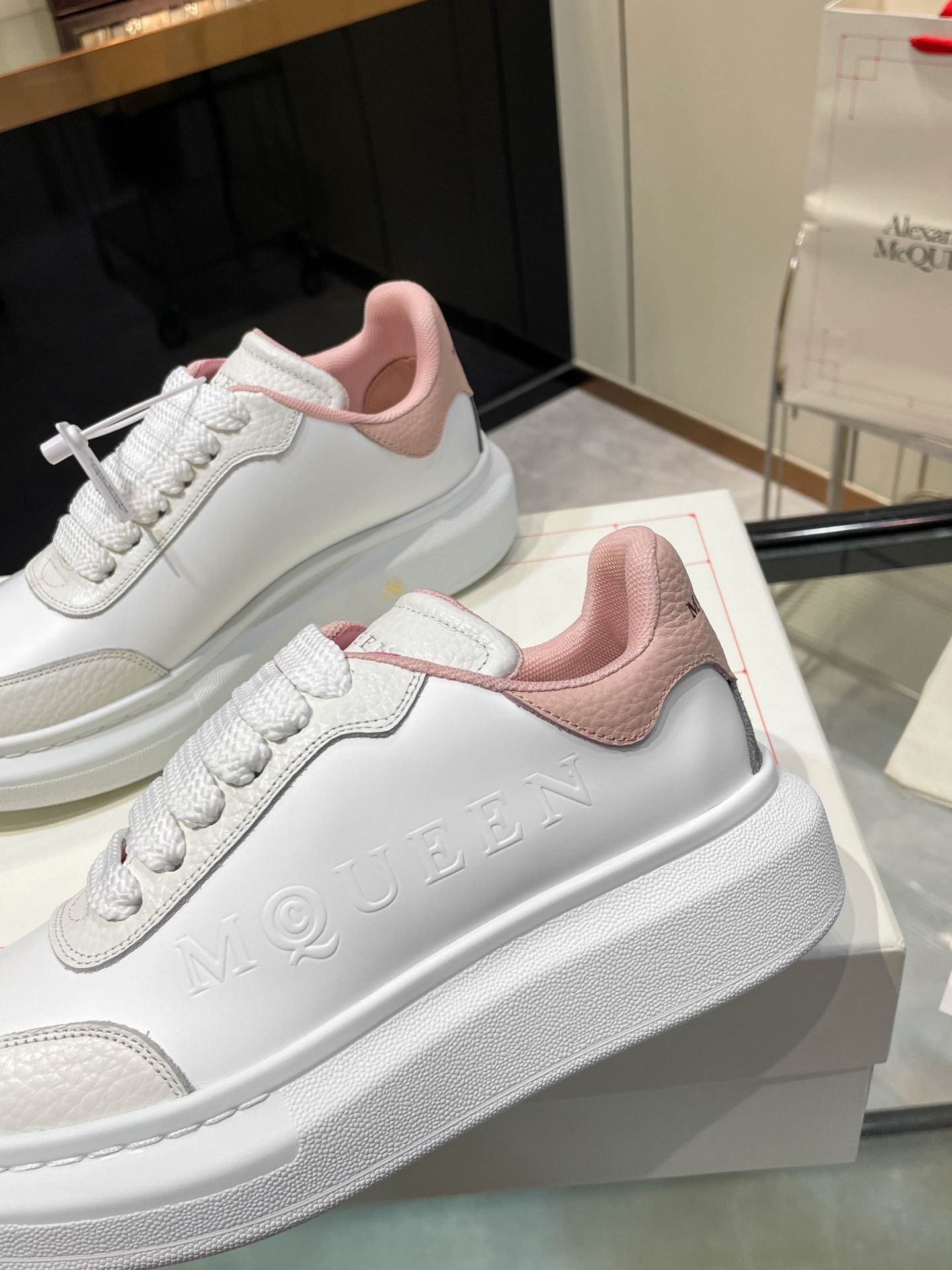 McQueen 2025 Fashion Collection: Custom Italian Leather Shoes with Iconic Style - 图片 5