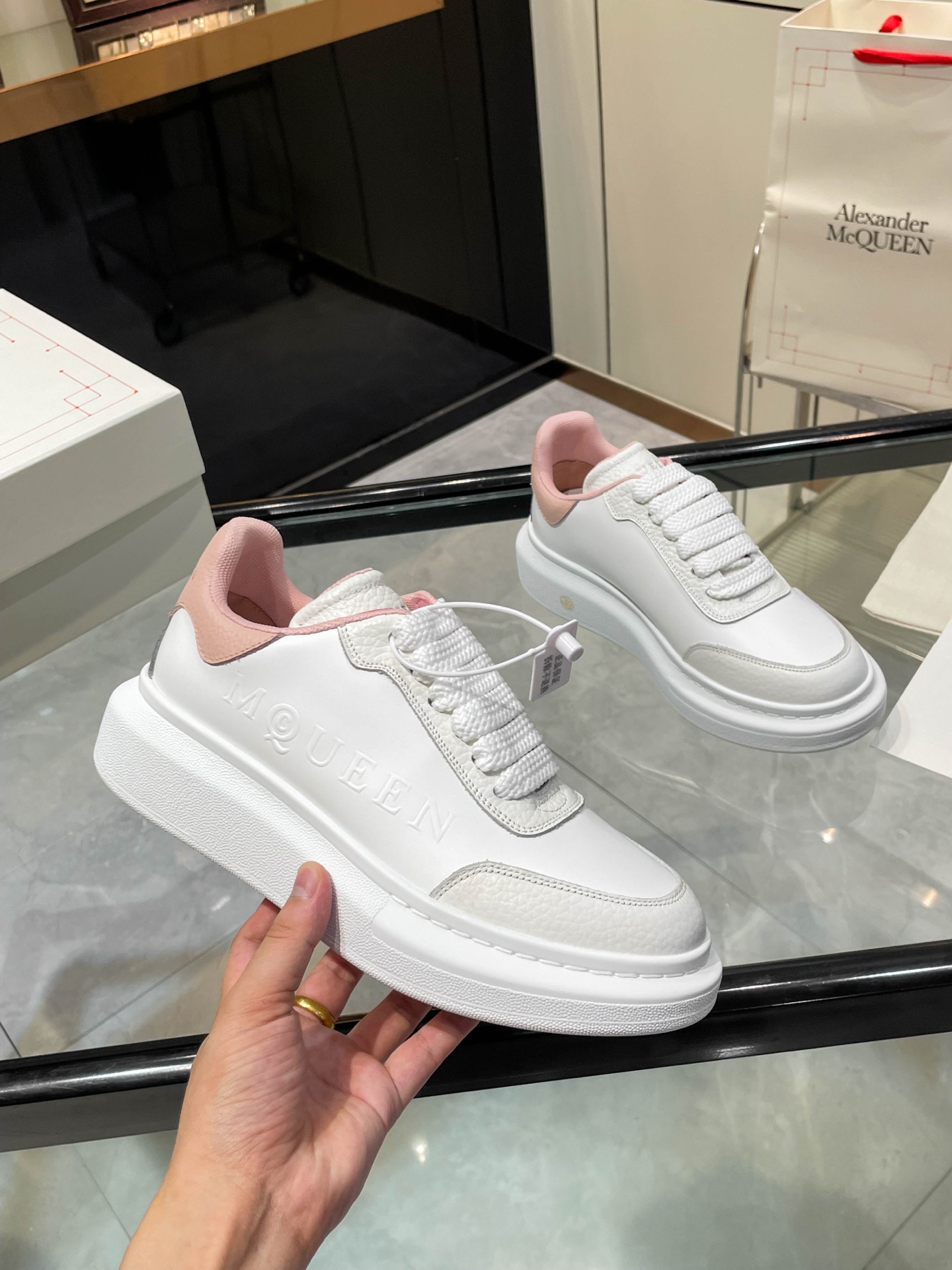 McQueen 2025 Fashion Collection: Custom Italian Leather Shoes with Iconic Style - 图片 1