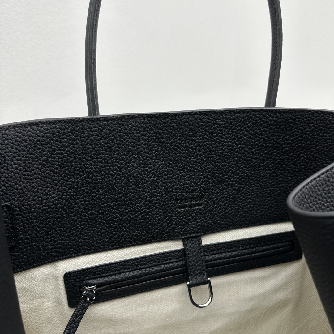 大号荔枝纹黑银Margaux17系列品牌在极简设计上的功力线条干净尽管没有什么logo印花的加持但整体高