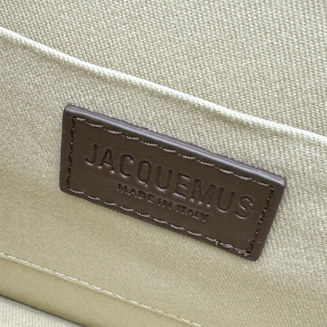 大号巧克力色新背景更新️Jacquemus̶最火的包包之一号称最火的复古手拎包凭借着硬挺的包身高纯度的色