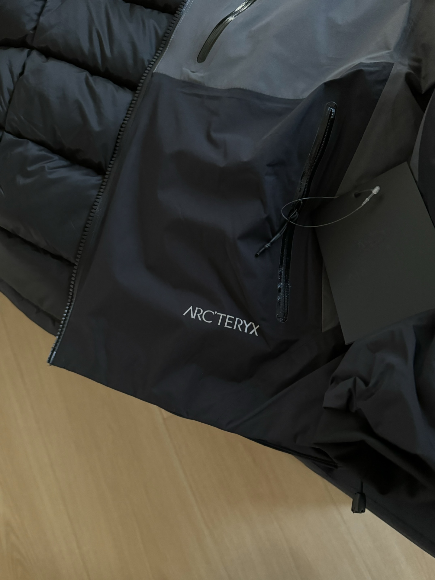 Arcteryx鸟家 System_A4.0【跃冬揽石】系列
KOBAH PARKA拼接logo羽绒服滑雪服男女同款 
吴建豪/刘雯/刘兩昕同款代言“行走的羽绒被”实物真的太惊艳了！！
粉色是意想不到的耐看，不算是骚粉，偏粉紫比骚粉大气耐克不俗气，是今年一大绝绝子配色！男女驾驭都很完美！
颜色：灰黑色/粉色
尺码：XS-XXL