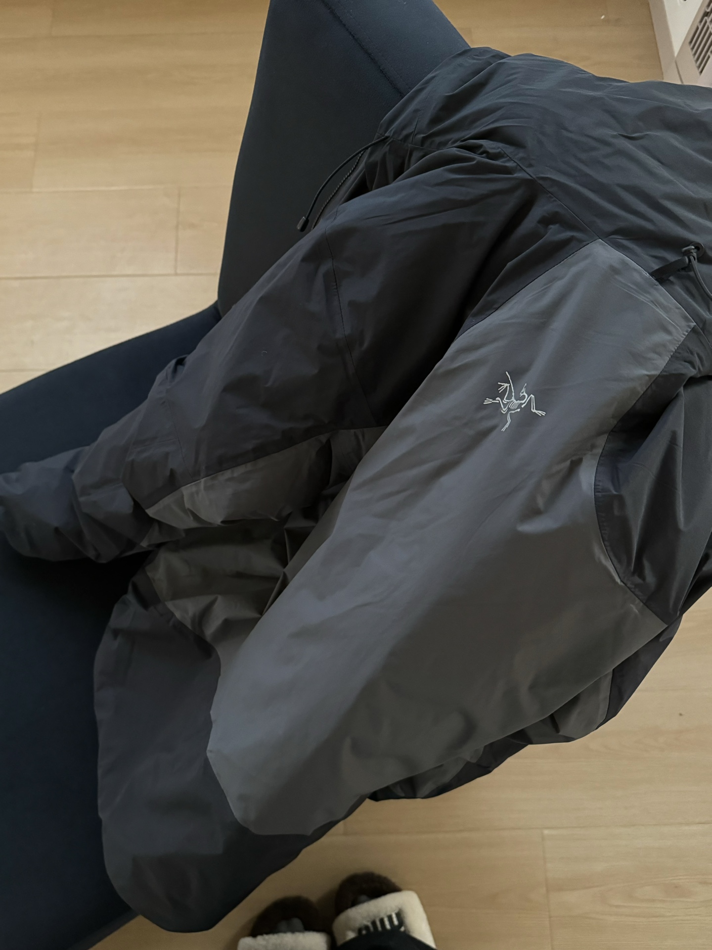 Arcteryx鸟家 System_A4.0【跃冬揽石】系列
KOBAH PARKA拼接logo羽绒服滑雪服男女同款 
吴建豪/刘雯/刘兩昕同款代言“行走的羽绒被”实物真的太惊艳了！！
粉色是意想不到的耐看，不算是骚粉，偏粉紫比骚粉大气耐克不俗气，是今年一大绝绝子配色！男女驾驭都很完美！
颜色：灰黑色/粉色
尺码：XS-XXL