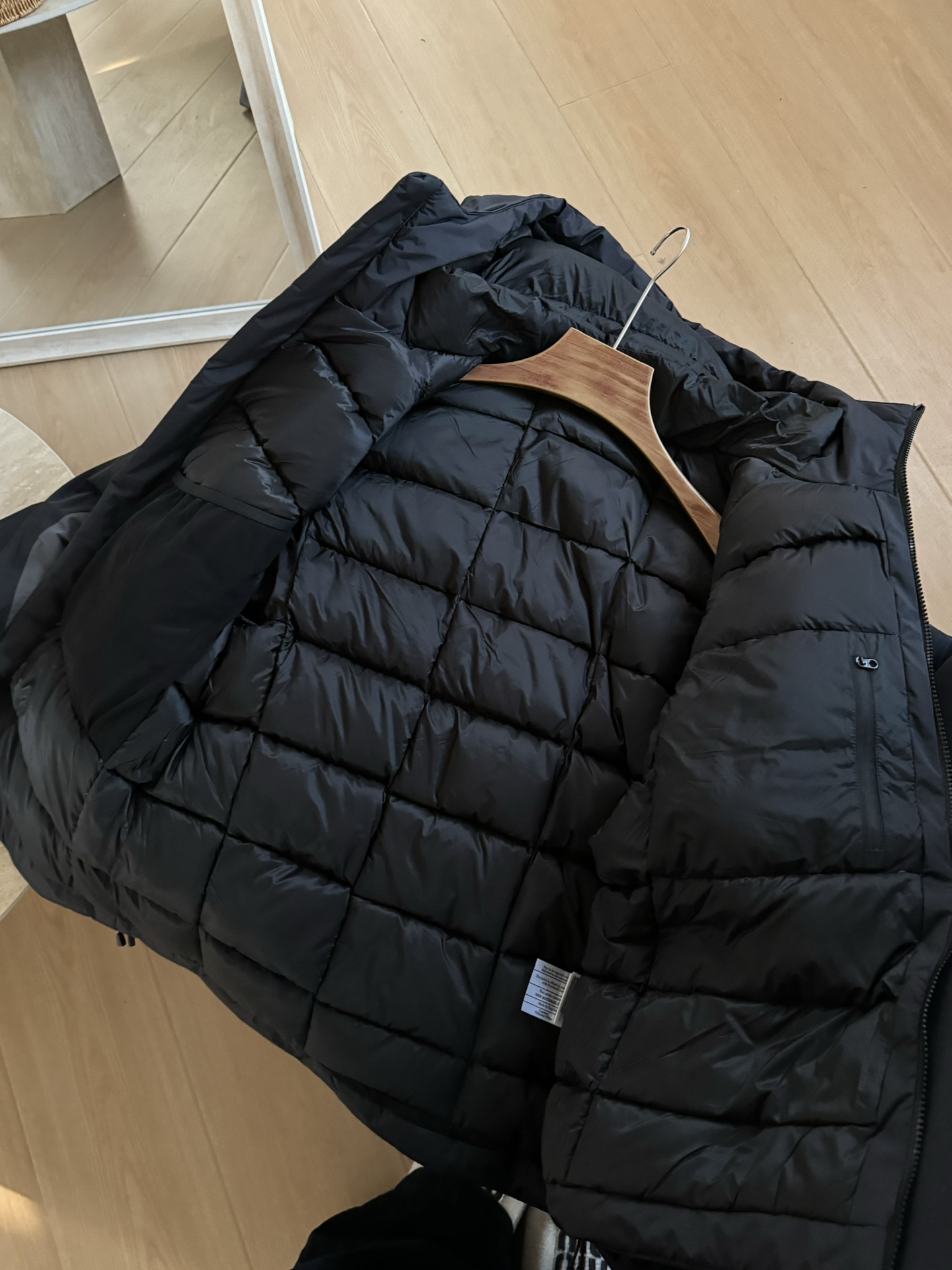 Arcteryx鸟家 System_A4.0【跃冬揽石】系列
KOBAH PARKA拼接logo羽绒服滑雪服男女同款 
吴建豪/刘雯/刘兩昕同款代言“行走的羽绒被”实物真的太惊艳了！！
粉色是意想不到的耐看，不算是骚粉，偏粉紫比骚粉大气耐克不俗气，是今年一大绝绝子配色！男女驾驭都很完美！
颜色：灰黑色/粉色
尺码：XS-XXL