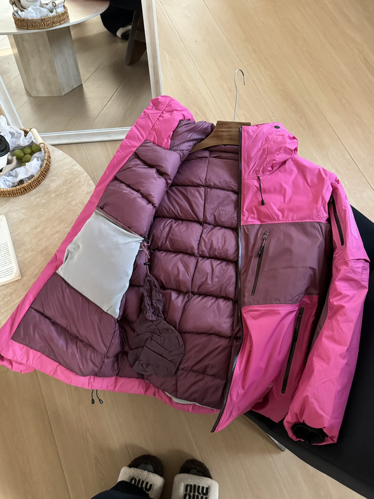 Arcteryx鸟家 System_A4.0【跃冬揽石】系列
KOBAH PARKA拼接logo羽绒服滑雪服男女同款 
吴建豪/刘雯/刘兩昕同款代言“行走的羽绒被”实物真的太惊艳了！！
粉色是意想不到的耐看，不算是骚粉，偏粉紫比骚粉大气耐克不俗气，是今年一大绝绝子配色！男女驾驭都很完美！
颜色：灰黑色/粉色
尺码：XS-XXL