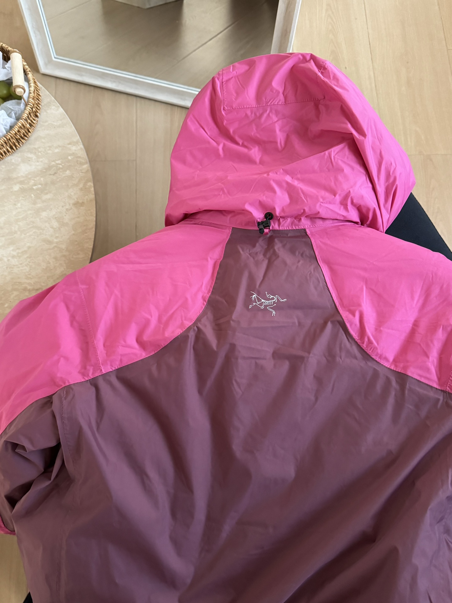 Arcteryx鸟家 System_A4.0【跃冬揽石】系列
KOBAH PARKA拼接logo羽绒服滑雪服男女同款 
吴建豪/刘雯/刘兩昕同款代言“行走的羽绒被”实物真的太惊艳了！！
粉色是意想不到的耐看，不算是骚粉，偏粉紫比骚粉大气耐克不俗气，是今年一大绝绝子配色！男女驾驭都很完美！
颜色：灰黑色/粉色
尺码：XS-XXL