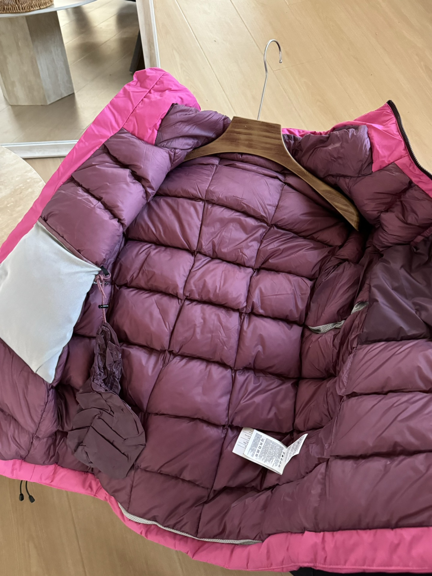 Arcteryx鸟家 System_A4.0【跃冬揽石】系列
KOBAH PARKA拼接logo羽绒服滑雪服男女同款 
吴建豪/刘雯/刘兩昕同款代言“行走的羽绒被”实物真的太惊艳了！！
粉色是意想不到的耐看，不算是骚粉，偏粉紫比骚粉大气耐克不俗气，是今年一大绝绝子配色！男女驾驭都很完美！
颜色：灰黑色/粉色
尺码：XS-XXL