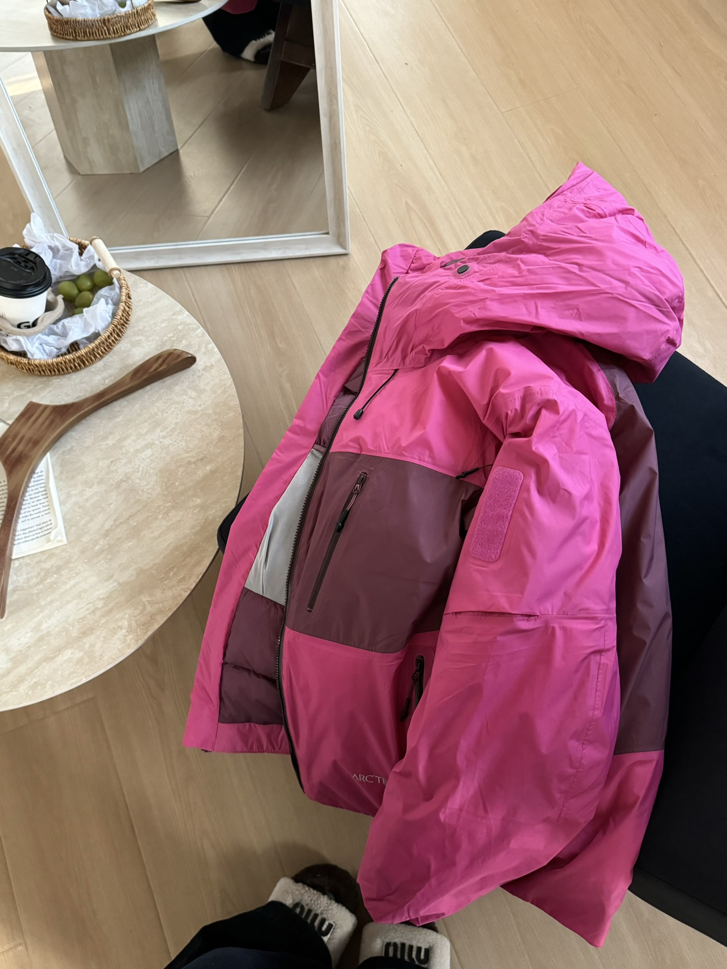 Arcteryx鸟家 System_A4.0【跃冬揽石】系列
KOBAH PARKA拼接logo羽绒服滑雪服男女同款 
吴建豪/刘雯/刘兩昕同款代言“行走的羽绒被”实物真的太惊艳了！！
粉色是意想不到的耐看，不算是骚粉，偏粉紫比骚粉大气耐克不俗气，是今年一大绝绝子配色！男女驾驭都很完美！
颜色：灰黑色/粉色
尺码：XS-XXL