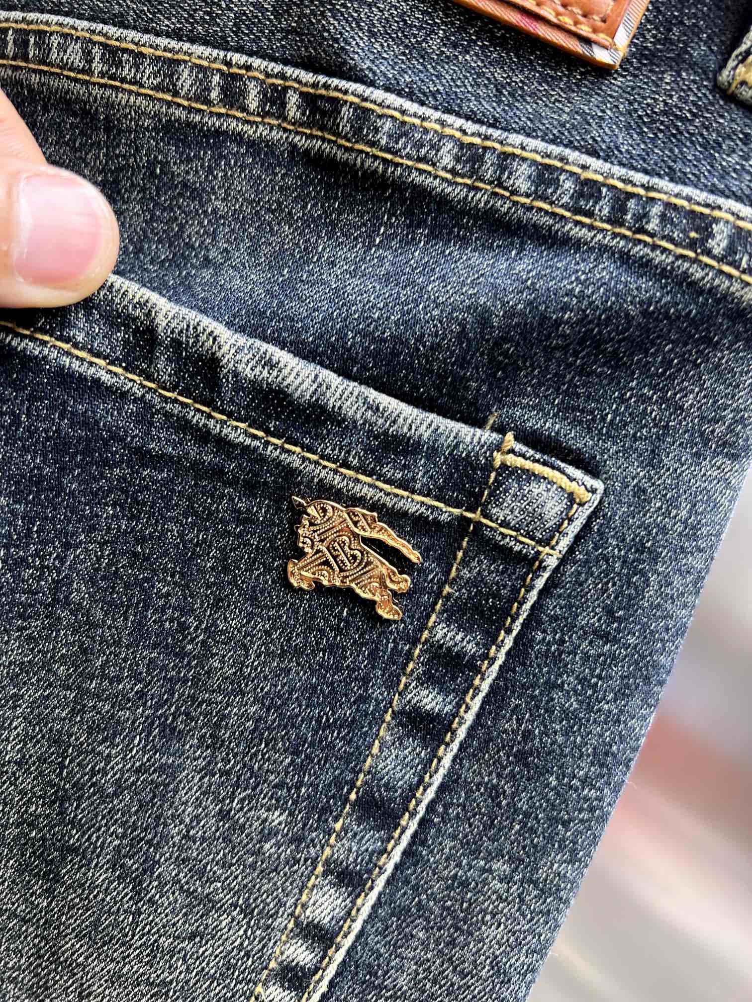 Barbara Burberry’s 2024 SS New Jeans: High-Quality Cotton Fabric with Custom Hardware - 图片 9