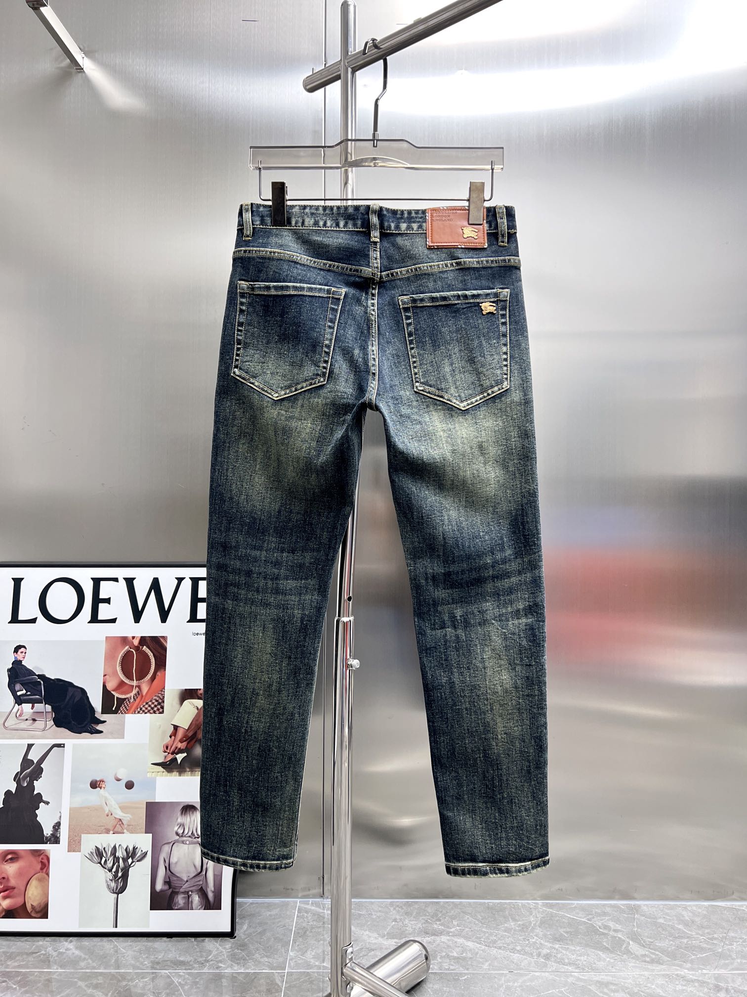 Barbara Burberry’s 2024 SS New Jeans: High-Quality Cotton Fabric with Custom Hardware - 图片 2