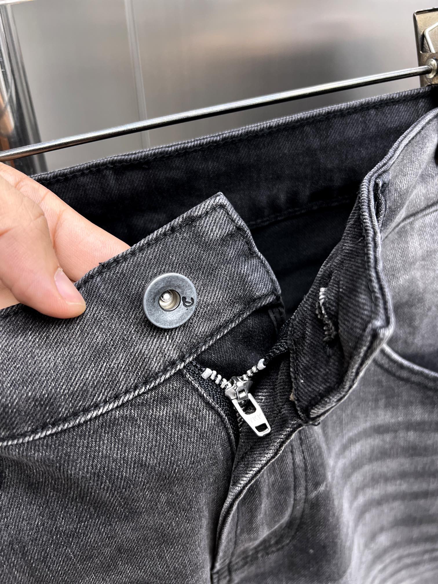 Armani 2024 SS Jeans: High-Quality Cotton Fabric, Customized Hardware, Limited Availability - 图片 4