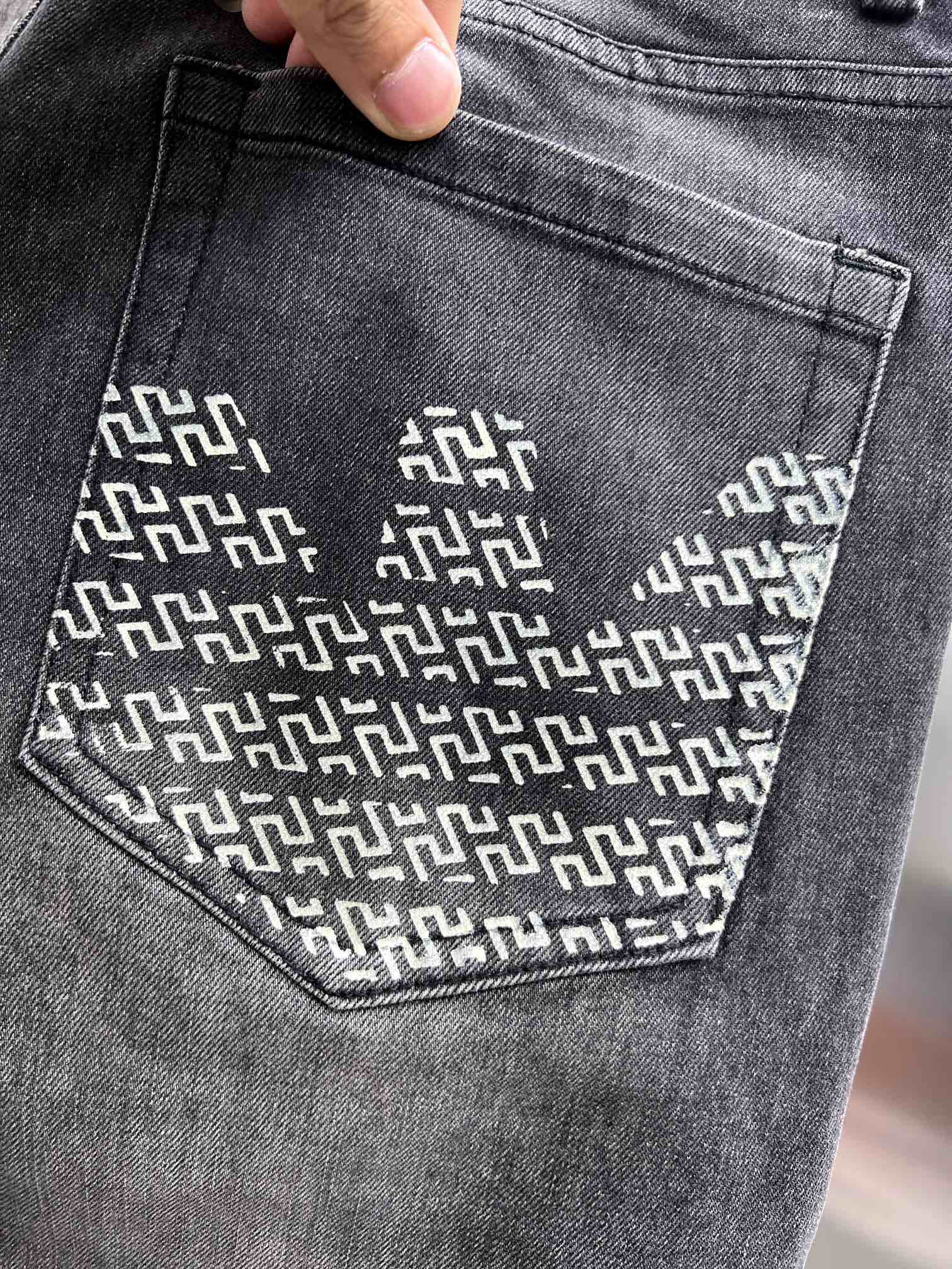 Armani 2024 SS Jeans: High-Quality Cotton Fabric, Customized Hardware, Limited Availability - 图片 9