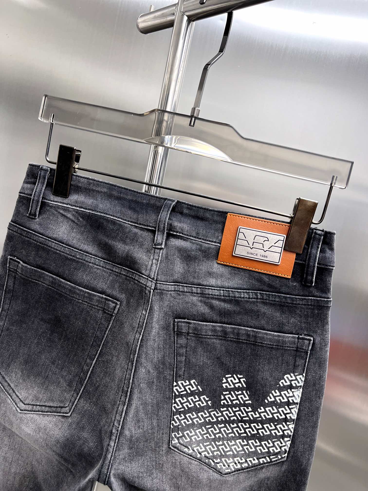 Armani 2024 SS Jeans: High-Quality Cotton Fabric, Customized Hardware, Limited Availability - 图片 8