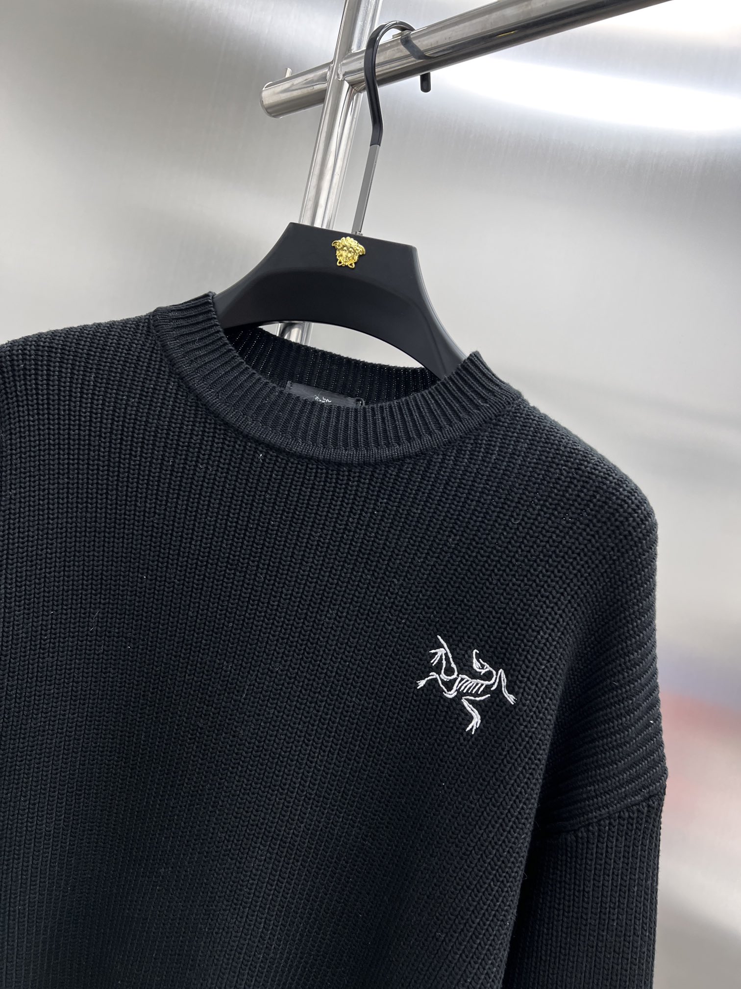Arcteryx Italian Sweaters: High-Quality Fabric, Stylish Design, Classic Fashion Decorations, Various Sizes. - 图片 4