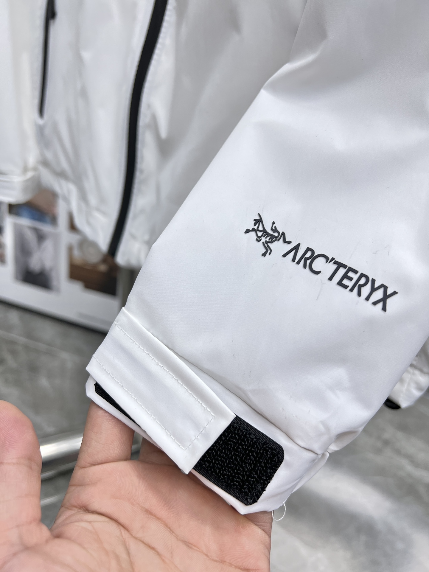   P215  始祖鸟  arcteryx🌟连帽 皮肤衣 防晒衣 防晒服外套 🔥官网同步✨爆款 渠道货 高端定制 品质经得起任何形式检验，赋予你与众不同的上身体验！均经过严格的挑选工序，定制原版辅料，时尚百搭潮 上身优雅帅气， 个性十足，焕然一新的即视感 👍高版本

🐒🐒码数：L~4XL

                 尺码表

       胸围   肩宽  衣长   袖长

L      110     46     65     60
XL     114    48     67     61
2XL   118    50     69     62
3XL   122    52     71     63
4XL   126    54     73     64