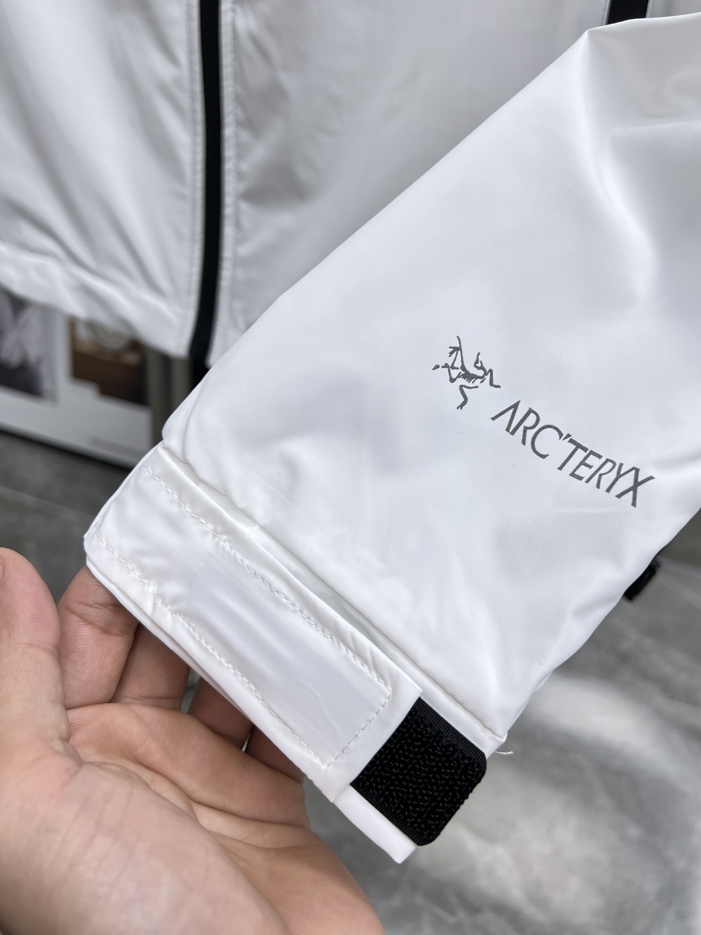   P215  始祖鸟  arcteryx🌟连帽 皮肤衣 防晒衣 防晒服外套 🔥官网同步✨爆款 渠道货 高端定制 品质经得起任何形式检验，赋予你与众不同的上身体验！均经过严格的挑选工序，定制原版辅料，时尚百搭潮 上身优雅帅气， 个性十足，焕然一新的即视感 👍高版本

🐒🐒码数：L~4XL

                 尺码表

       胸围   肩宽  衣长   袖长

L      110     46     65     60
XL     114    48     67     61
2XL   118    50     69     62
3XL   122    52     71     63
4XL   126    54     73     64