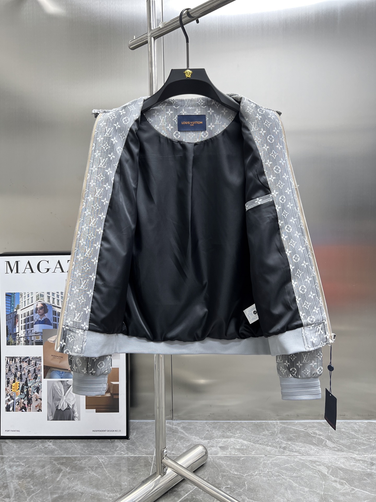 Chaqueta Bomber Louis Vuitton con Logo Monogram en Gris y Blanco 3 i1750228364899 950 0 1