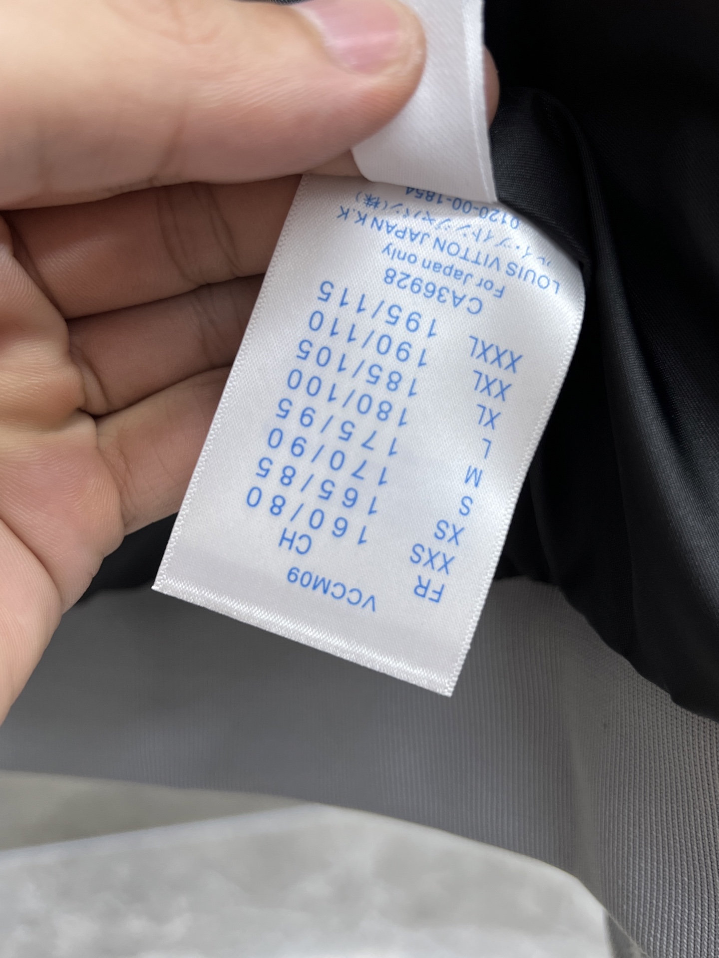 Chaqueta Bomber Louis Vuitton con Logo Monogram en Gris y Blanco 13 i1750228364946 537 0 11