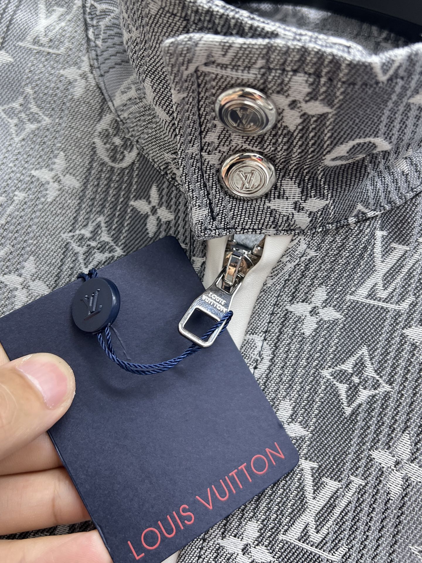 Chaqueta Bomber Louis Vuitton con Logo Monogram en Gris y Blanco 6 i1750228364957 6031 0 4