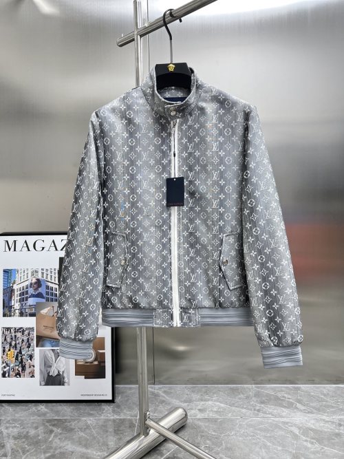 Chaqueta Bomber Louis Vuitton con Logo Monogram en Gris y Blanco 21 Chaqueta Bomber Louis Vuitton con Logo Monogram en Gris y Blanco