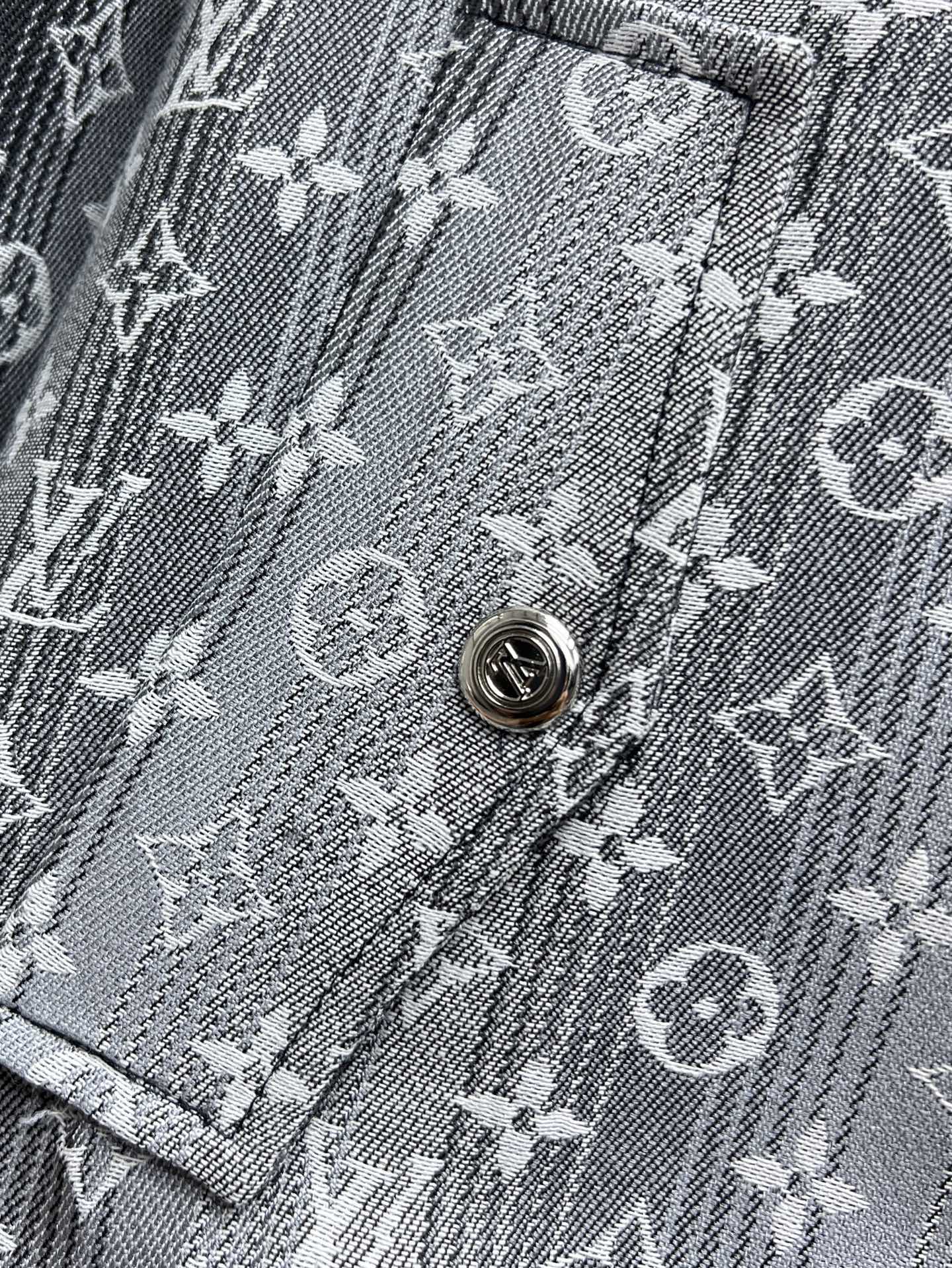 Chaqueta Bomber Louis Vuitton con Logo Monogram en Gris y Blanco 10 i1750228365744 5835 0 8