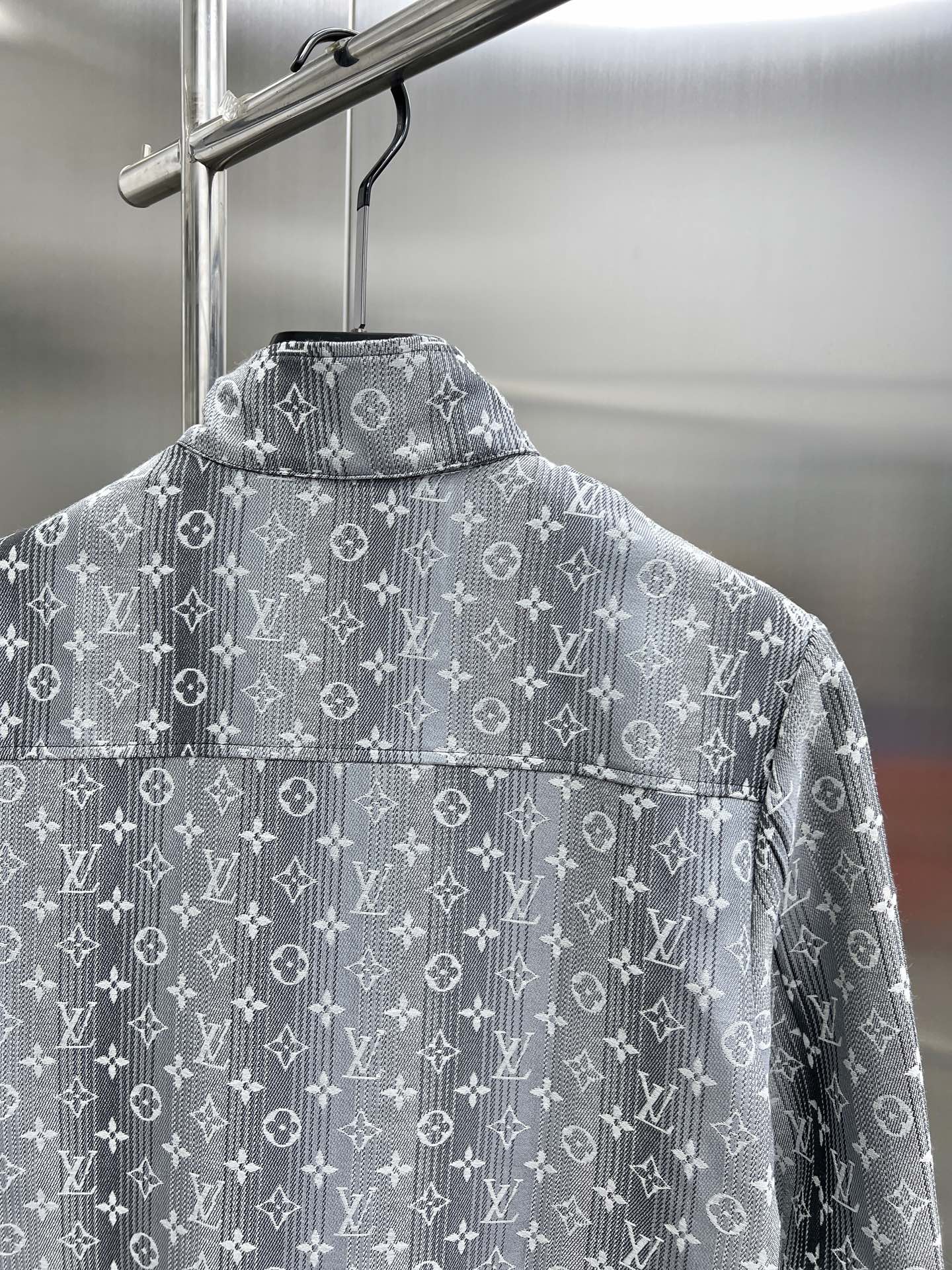 Chaqueta Bomber Louis Vuitton con Logo Monogram en Gris y Blanco 14 i1750228365777 6896 0 12