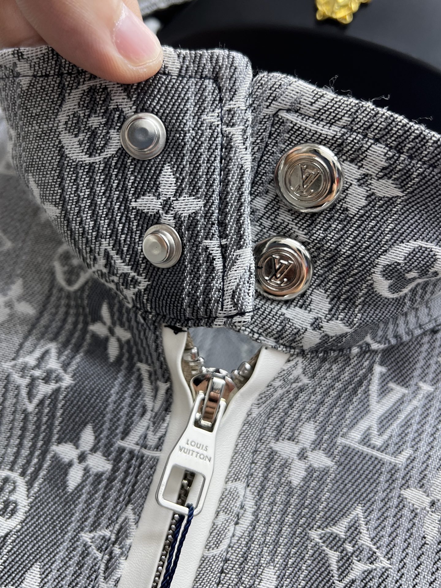 Chaqueta Bomber Louis Vuitton con Logo Monogram en Gris y Blanco 7 i1750228365781 7713 0 5