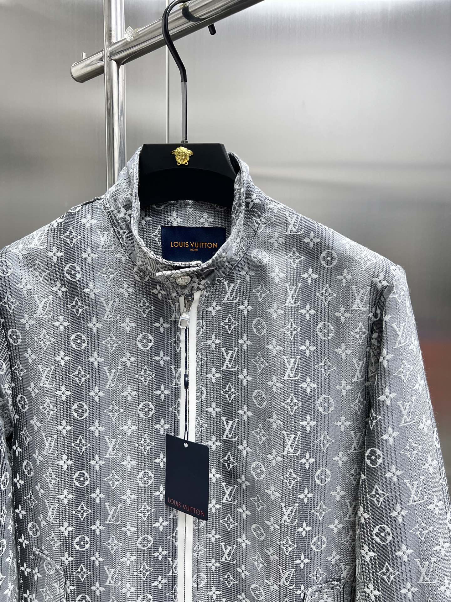 Chaqueta Bomber Louis Vuitton con Logo Monogram en Gris y Blanco 5 i1750228365804 2914 0 3