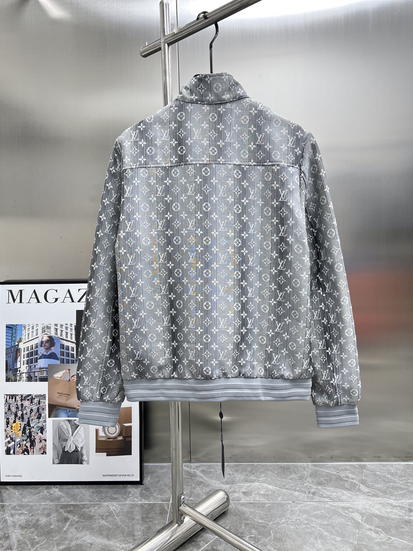 Chaqueta Bomber Louis Vuitton con Logo Monogram en Gris y Blanco 4 i1750228366605 3834 0 2