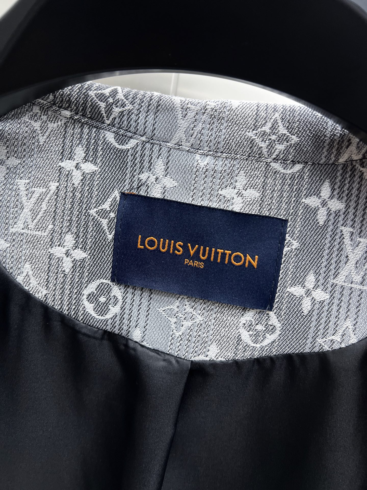 Chaqueta Bomber Louis Vuitton con Logo Monogram en Gris y Blanco 12 i1750228366656 2092 0 10