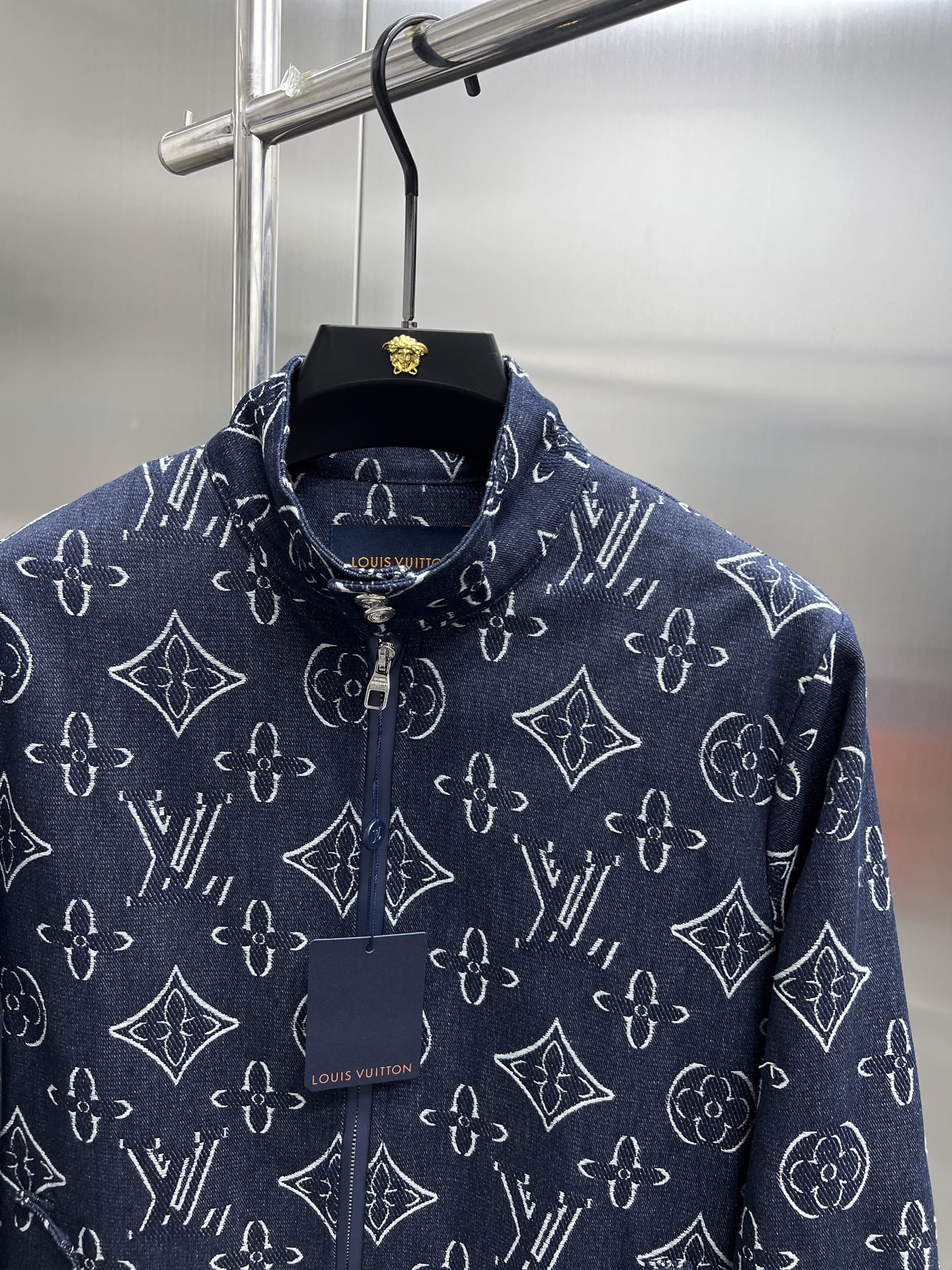 Chaqueta Bomber Louis Vuitton con Estampado Monograma para Hombre 5 i1750228404095 2427 0 3
