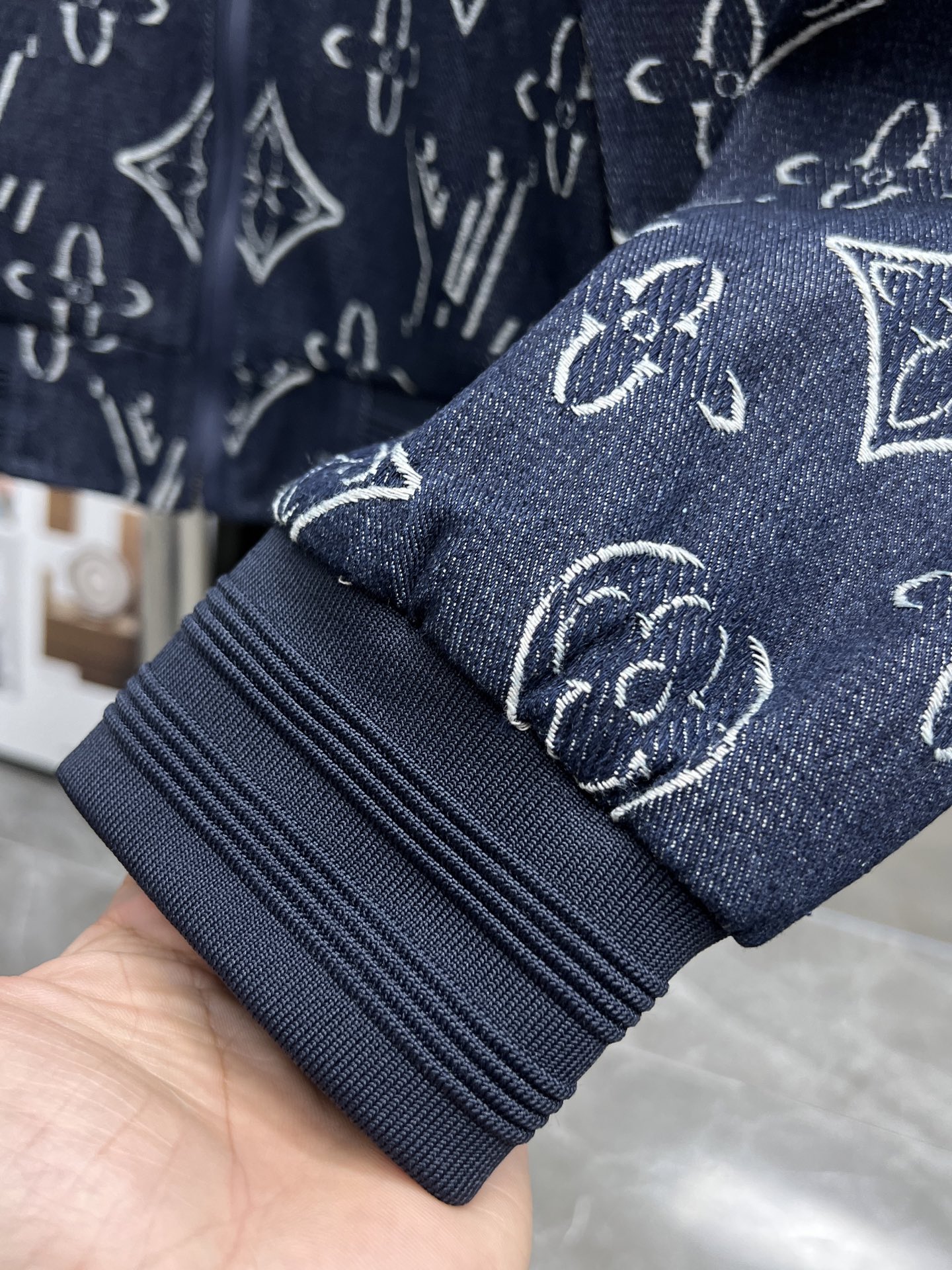 Chaqueta Bomber Louis Vuitton con Estampado Monograma para Hombre 11 i1750228404132 5131 0 9