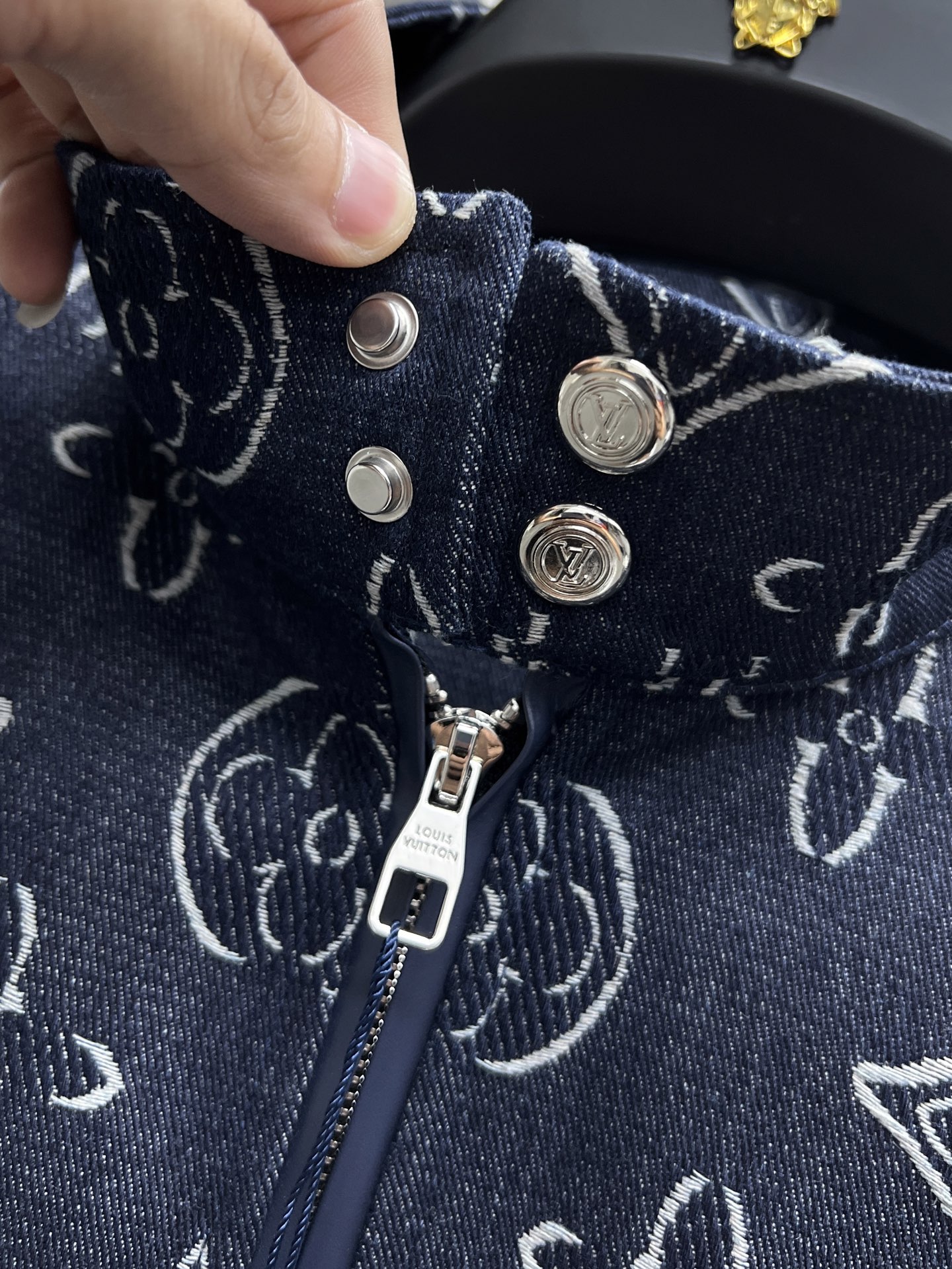 Chaqueta Bomber Louis Vuitton con Estampado Monograma para Hombre 7 i1750228404794 8120 0 5