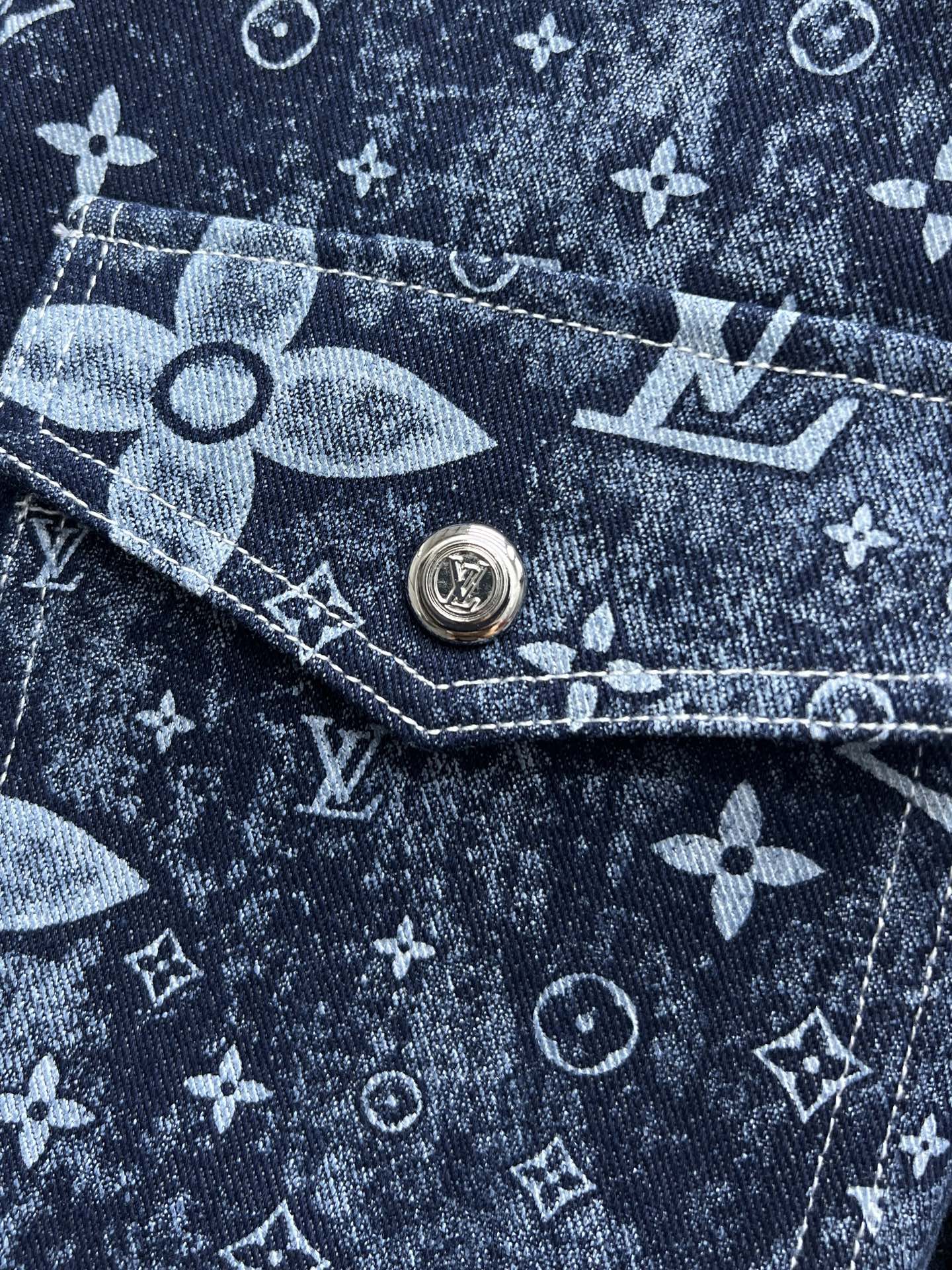 Camisa Vaquera Louis Vuitton con Diseño Monograma Distorsionado - Elegancia Casual 9 i1750315792128 8677 0 7