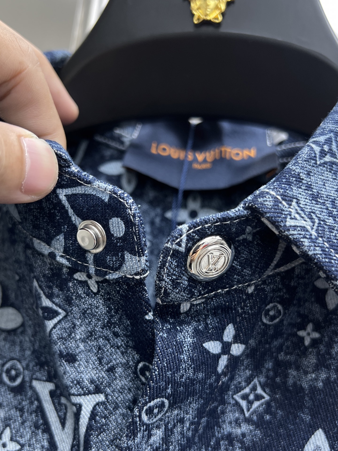 Camisa Vaquera Louis Vuitton con Diseño Monograma Distorsionado - Elegancia Casual 7 i1750315792180 5597 0 5