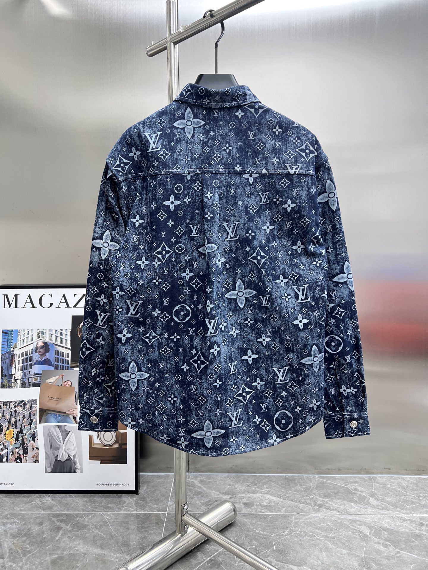 Camisa Vaquera Louis Vuitton con Diseño Monograma Distorsionado - Elegancia Casual 4 i1750315792776 4937 0 2