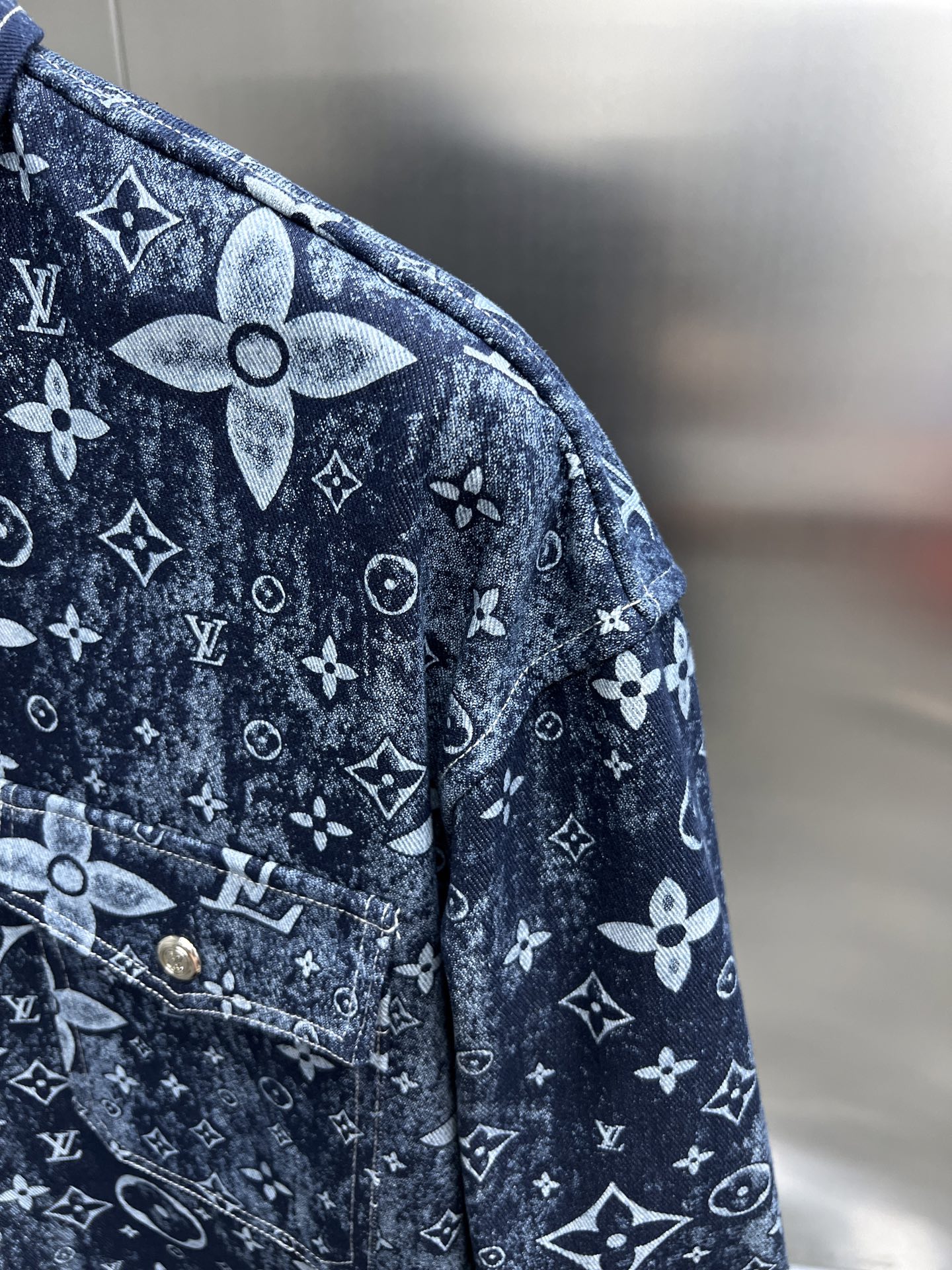 Camisa Vaquera Louis Vuitton con Diseño Monograma Distorsionado - Elegancia Casual 8 i1750315792881 3190 0 6