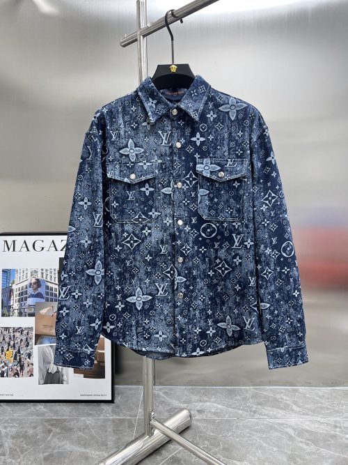 Camisa Vaquera Louis Vuitton con Diseño Monograma Distorsionado - Elegancia Casual 1 Camisa Vaquera Louis Vuitton con Diseño Monograma Distorsionado – Elegancia Casual
