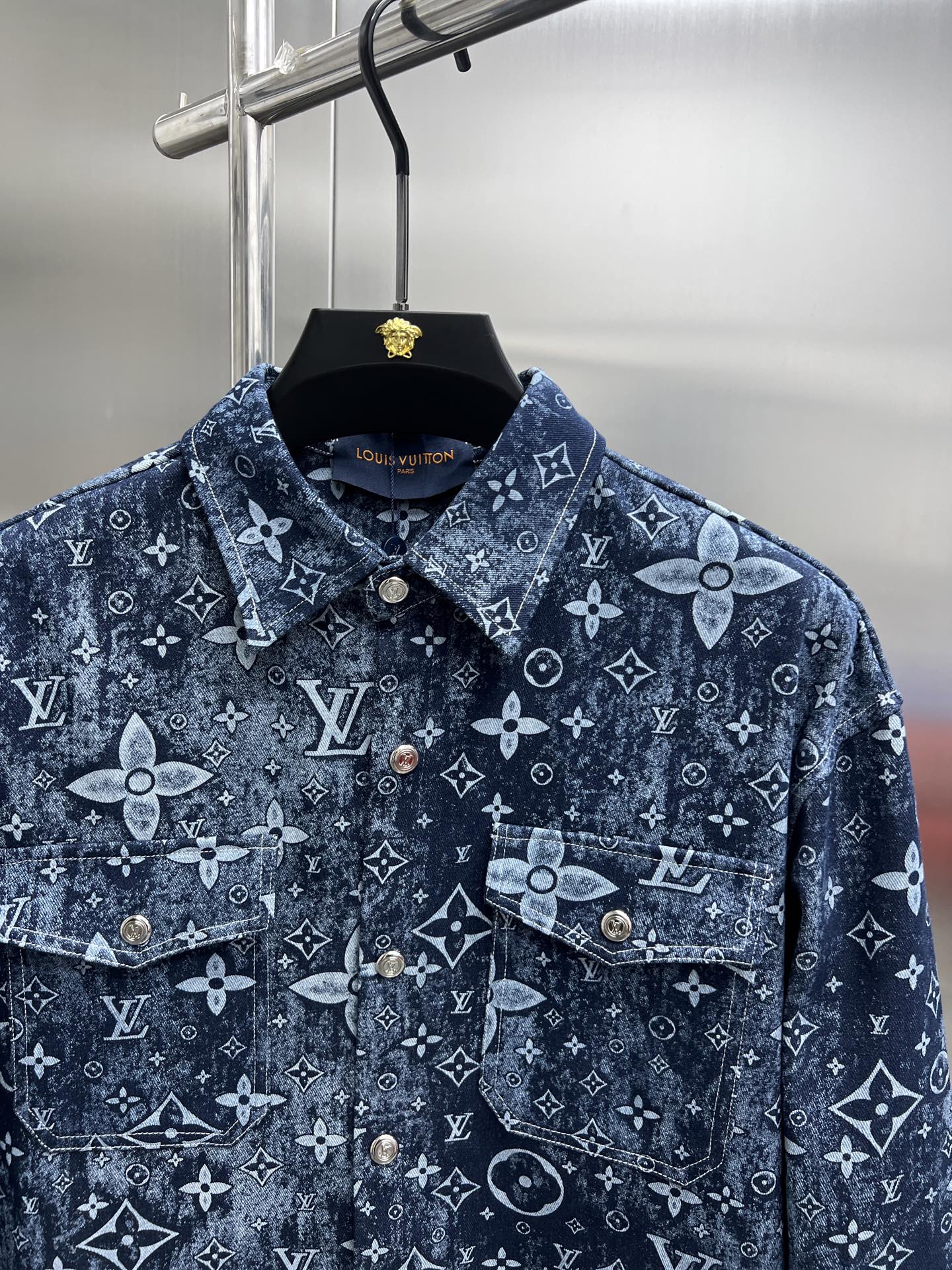Camisa Vaquera Louis Vuitton con Diseño Monograma Distorsionado - Elegancia Casual 5 i1750315793417 9427 0 3