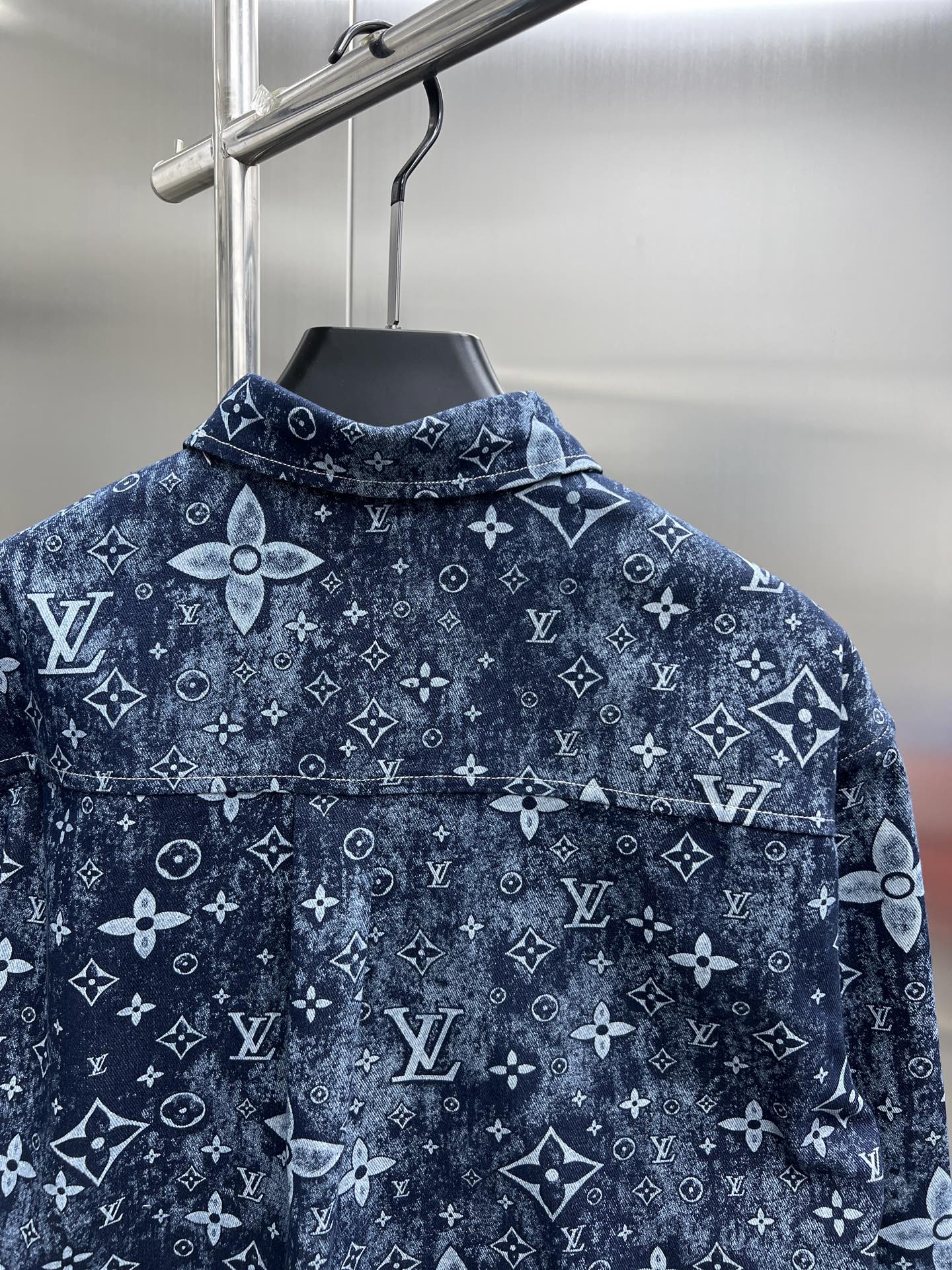 Camisa Vaquera Louis Vuitton con Diseño Monograma Distorsionado - Elegancia Casual 14 i1750315793452 9405 0 12