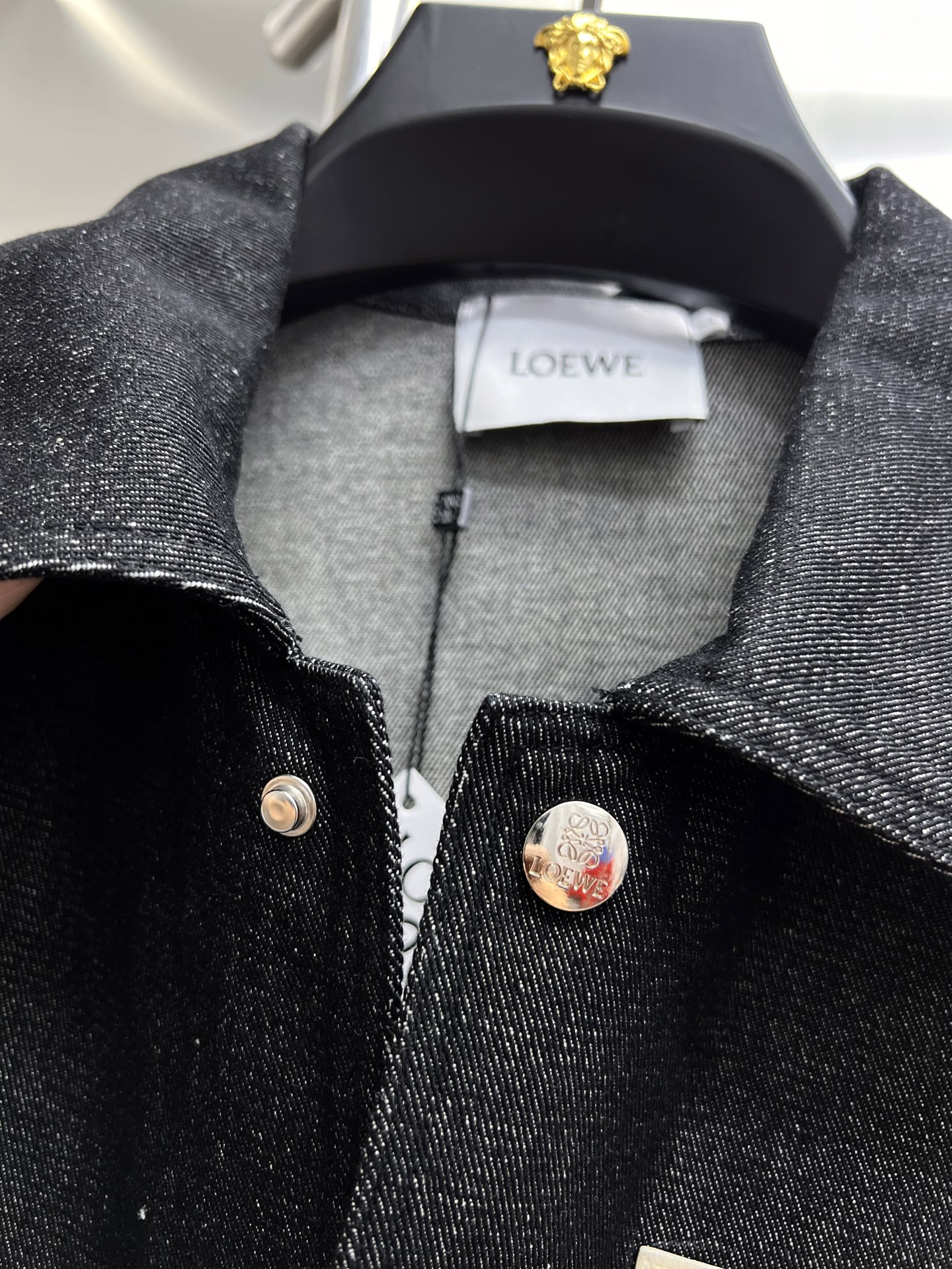 Loewe Chaqueta Vaquera con Cuello Clásico y Diseño Distintivo 7 i1750407006020 7437 0 5